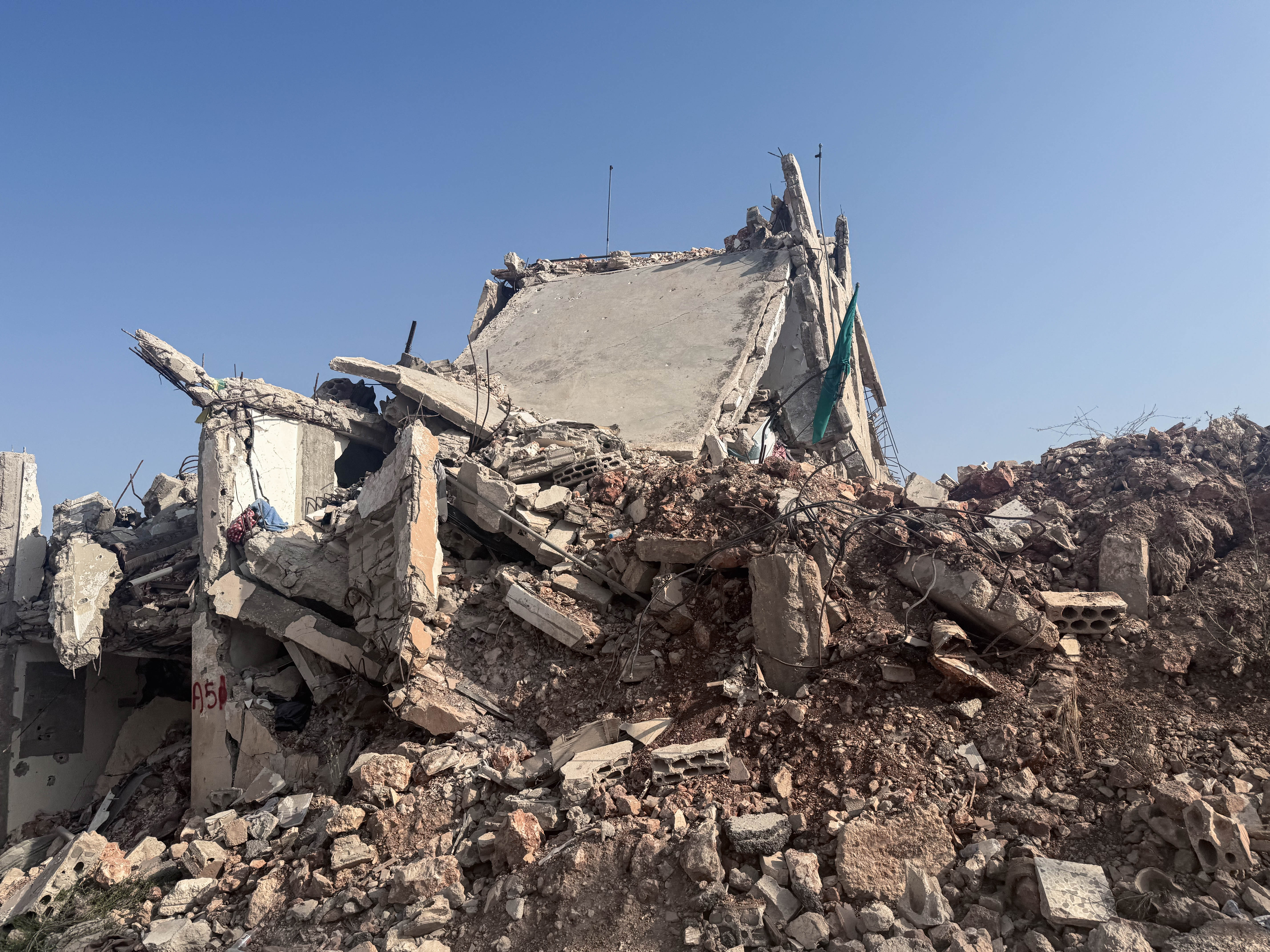 Un edificio destruido da testimonio de la corta, pero brutal, guerra que Israel libró en partes del Líbano, dejando una gran devastación y agravando los efectos de un colapso económico en curso. Nabatieh, Líbano, agosto de 2025.