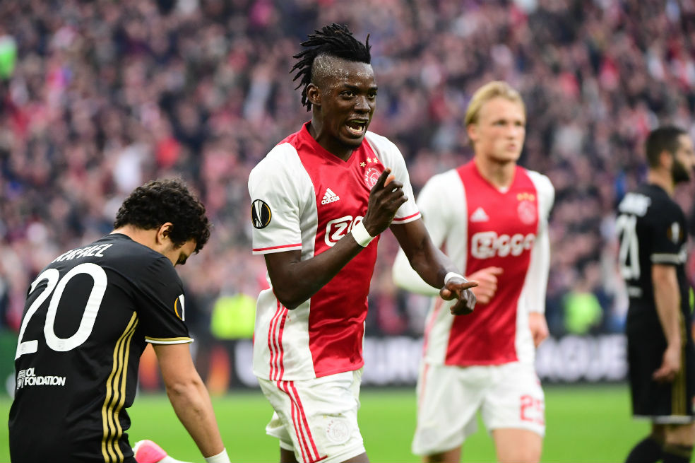Bertrand Traoré celebra uno de los goles del Ajax frente al Lyon. / AFP