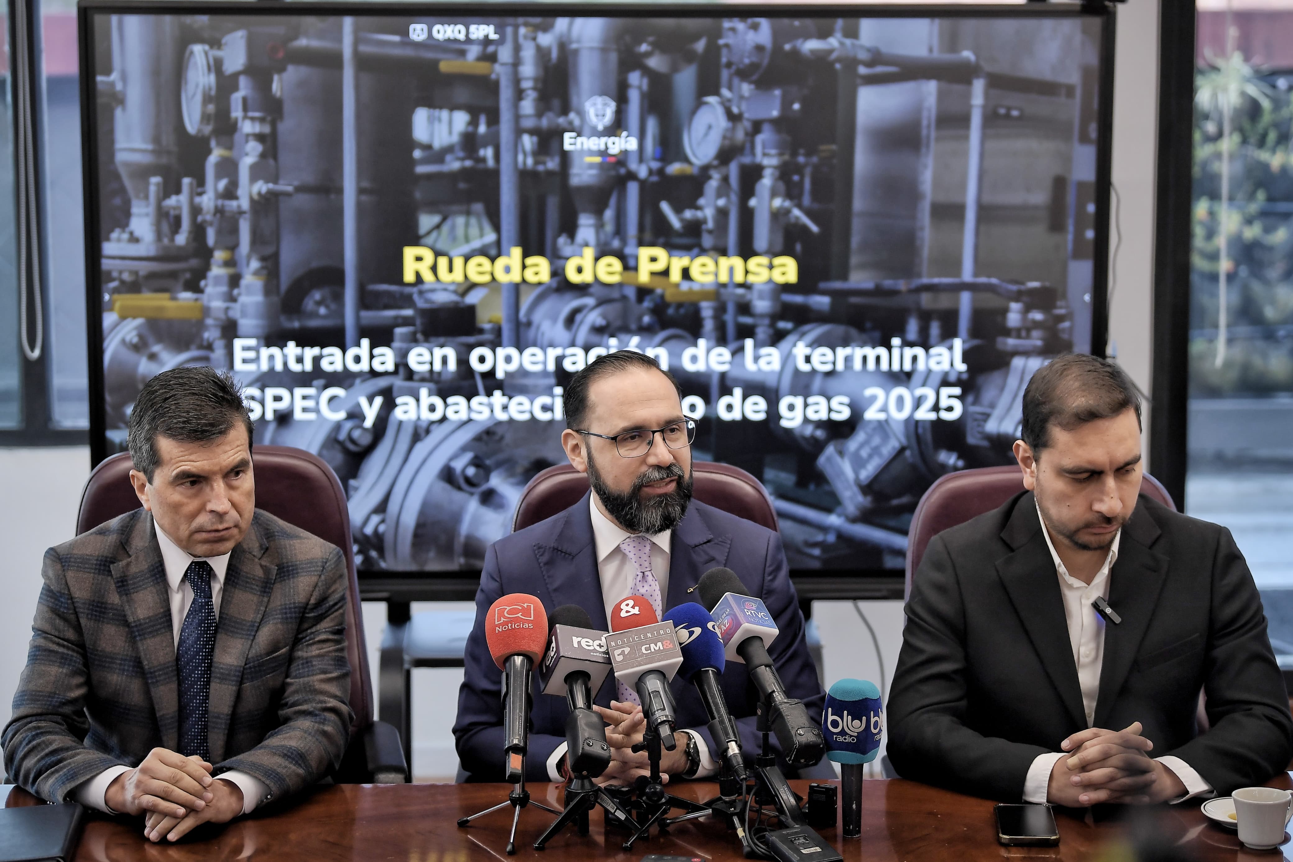 Orlando Velandia, presidente de la ANH; Andrés Camacho, ministro de Minas y Energía y Adrián Correa, director de la UPME.