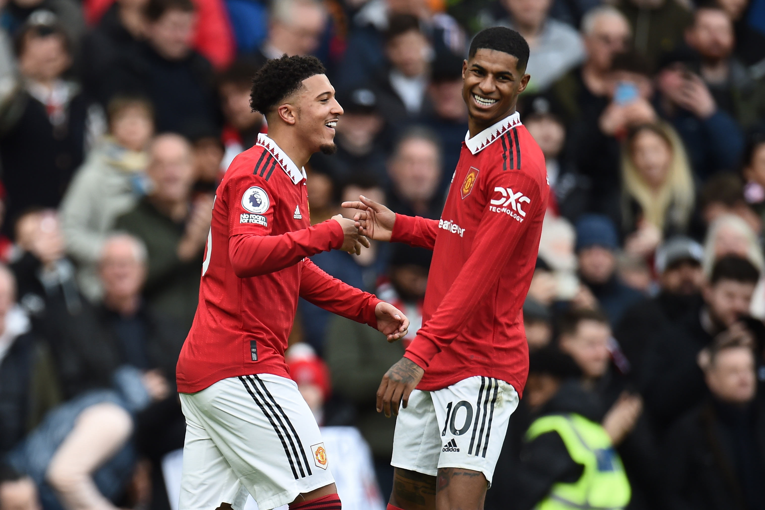 Manchester United goleó al Leicester y apretó la Premier League