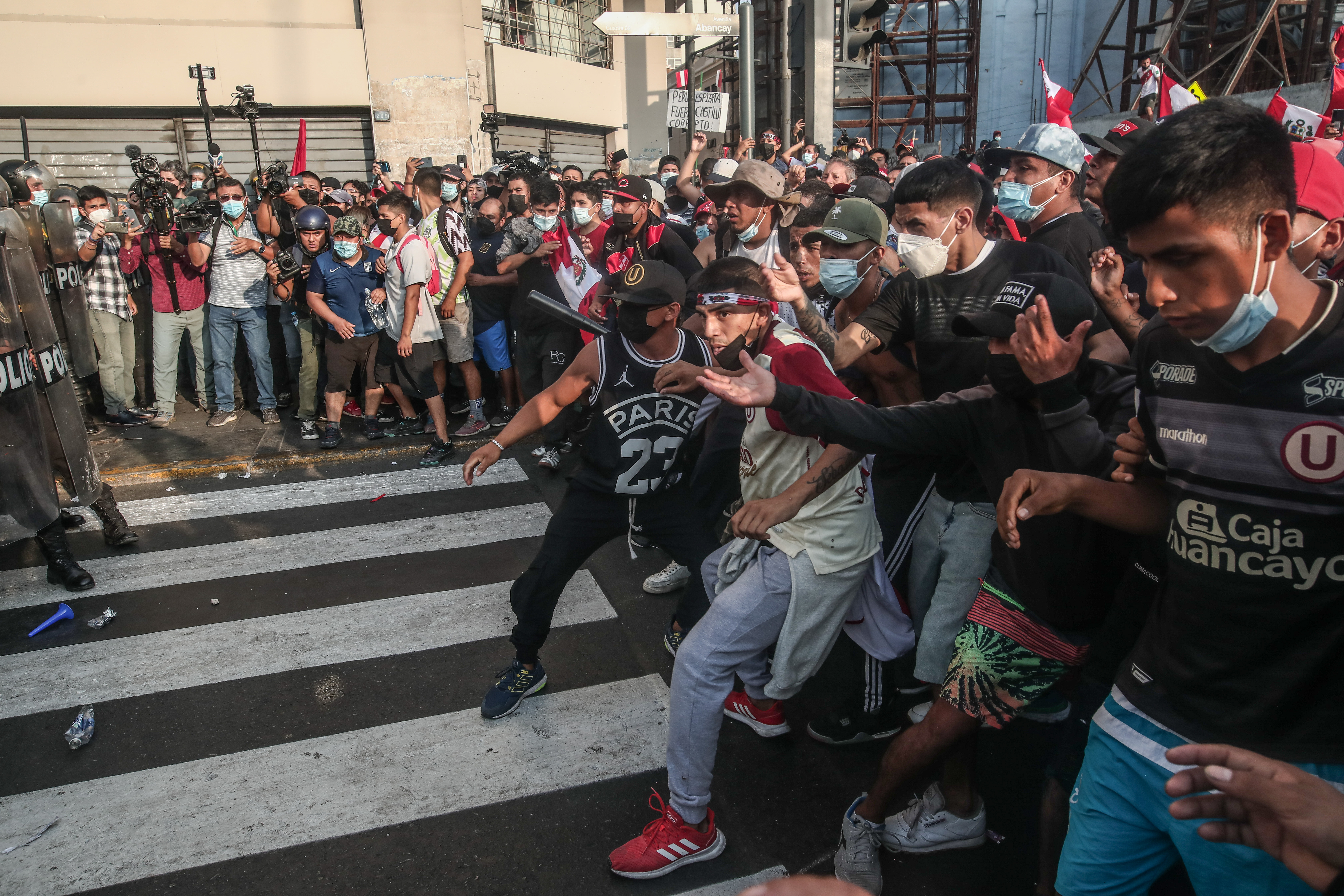 Según las autoridades, las protestas han dejado por lo menos cuatro muertos y varios detenidos por disturbios en once regiones del país.