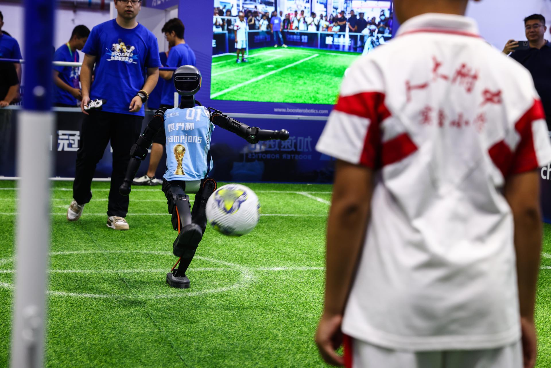 BEIJING (China), 08/08/2025.- A humanoid robot kicks a soccer ball during the 2025 World Robot Conference (WRC) at Etrong International Exhibition and Convention Center in Beijing, China, 08 August 2025. The conference will take place from 08 to 12 August 2025. EFE/EPA/WU HAO