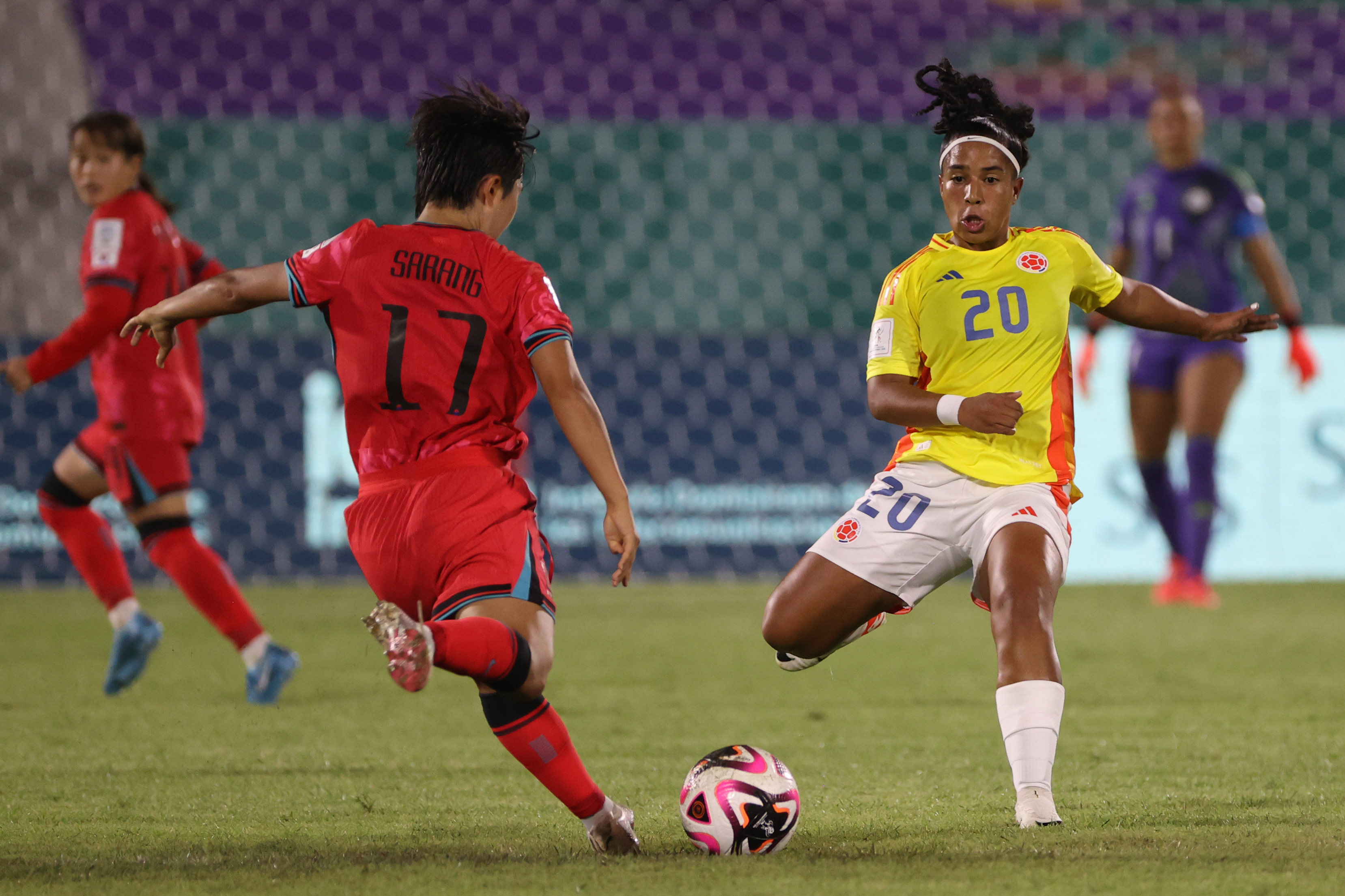 AME7997. SANTO DOMINGO (REPÚBLICA DOMINICANA), 16/10/2024.- Nam Sarang (i) de Corea del Sur disputa el balón con Reina Torres de Colombia este miércoles, en un partido del Mundial femenino sub-17 en el estadio Olímpico Félix Sánchez de Santo Domingo (República Dominicana). EFE/Orlando Barría