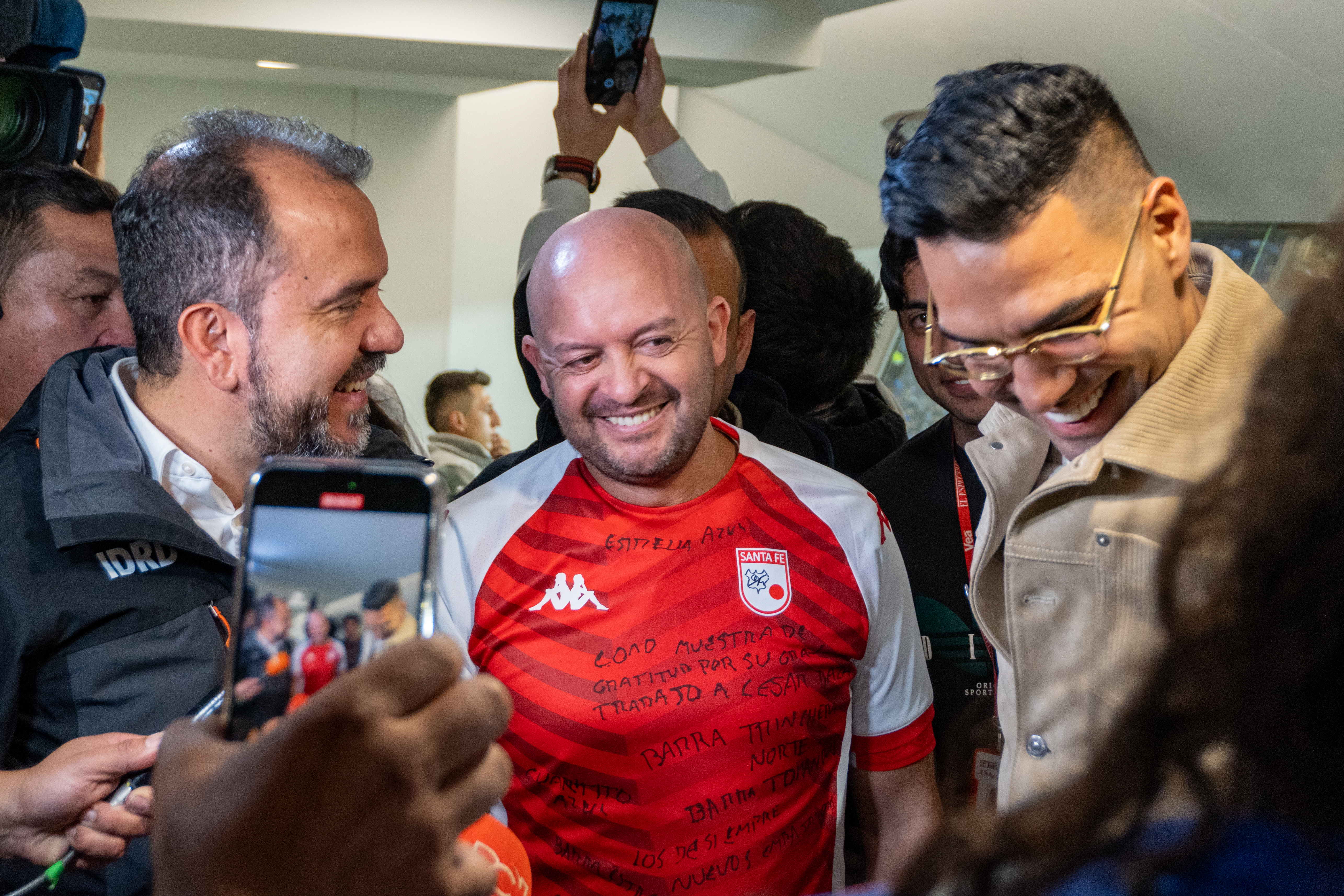 En el encuentro, las barras de Millonarios entregaron una camiseta de Santa Fe a Cesar Daza, en gratitud por su labor.