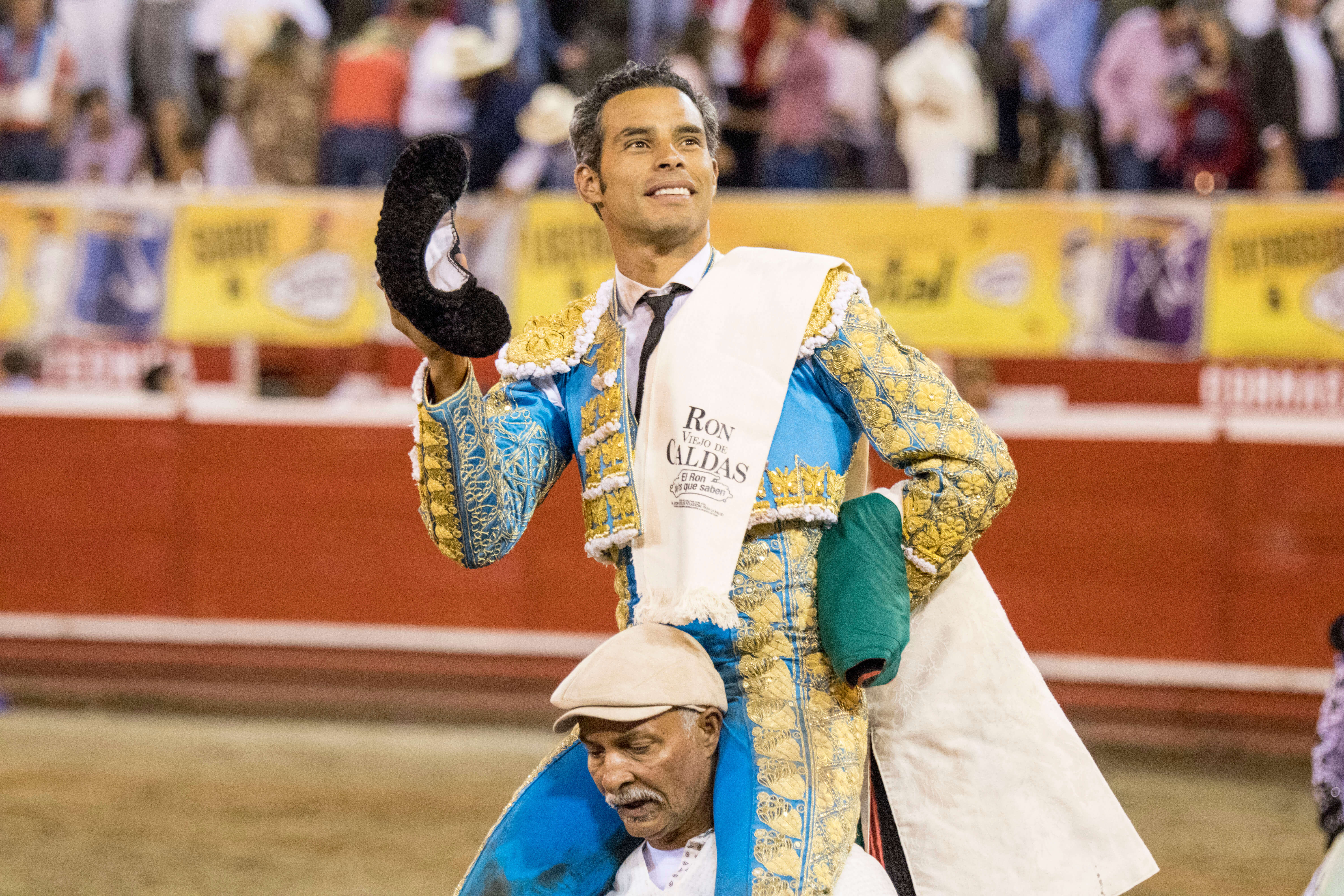 Ante un encierro bajo de casta, Luis Bolívar triunfó con ‘Temerario’ en Manizales