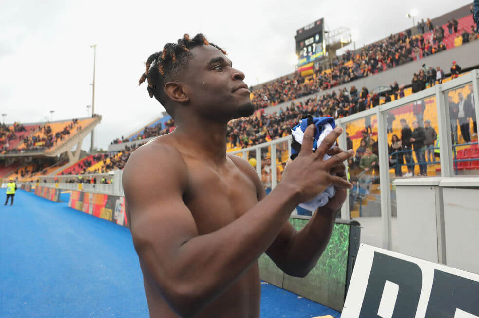 Luego de su gran actuación, el colombiano se acercó a los fanáticos de Atalanta para darles su camiseta. / Atalanta