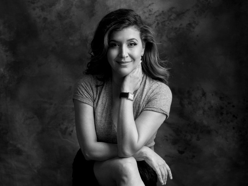 Marcela Sarmiento, esposa del fallecido periodista Alejandro Nieto Molina, transformó su casa en un estudio para seguir trabajando. / Andrés Oyuela