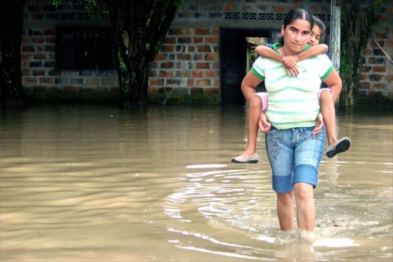 Emergencia en barrios de Santander por desbordamiento de río