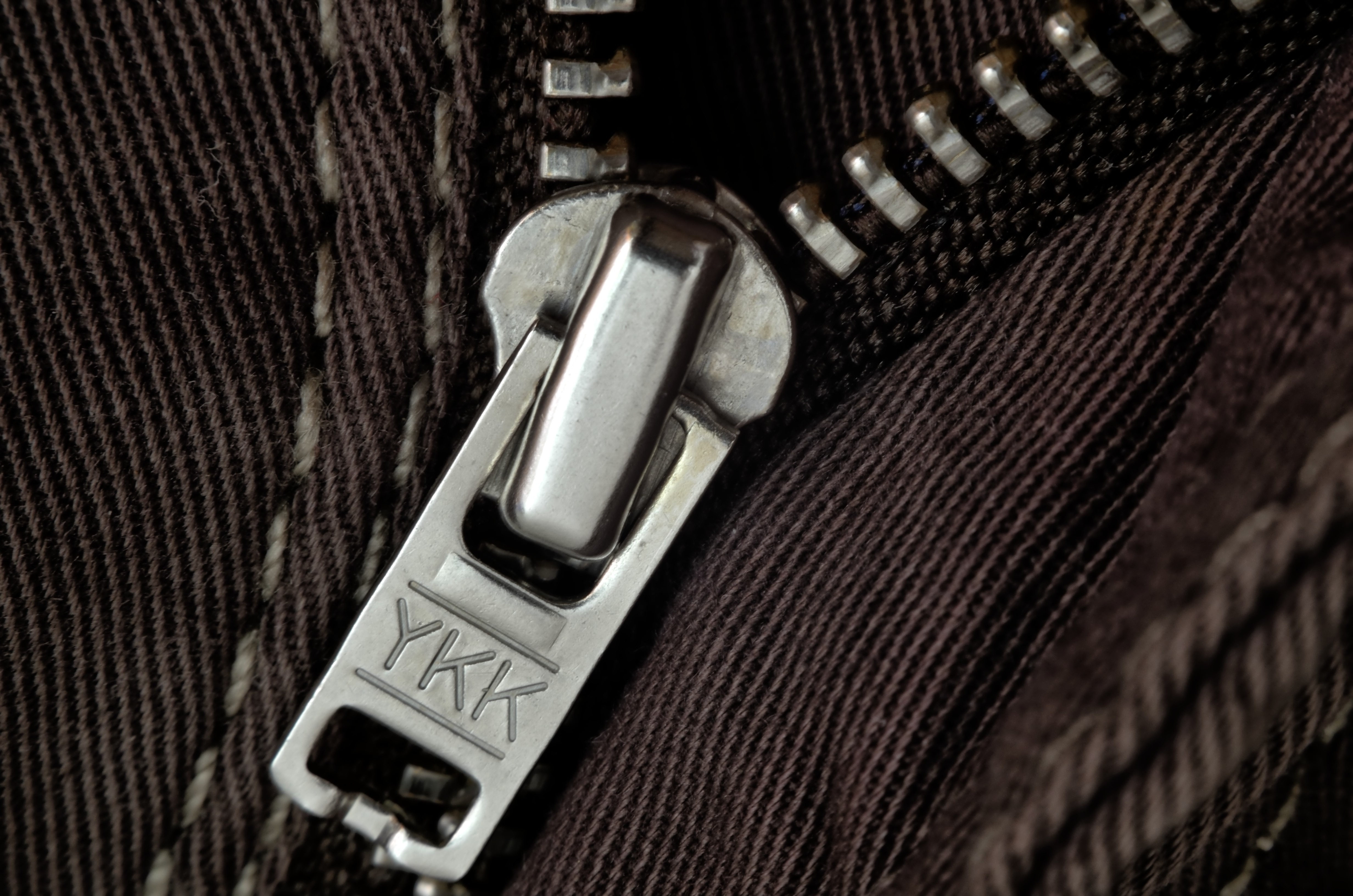 ¿Por qué casi todas las cremalleras tienen las letras YKK y qué significan?
