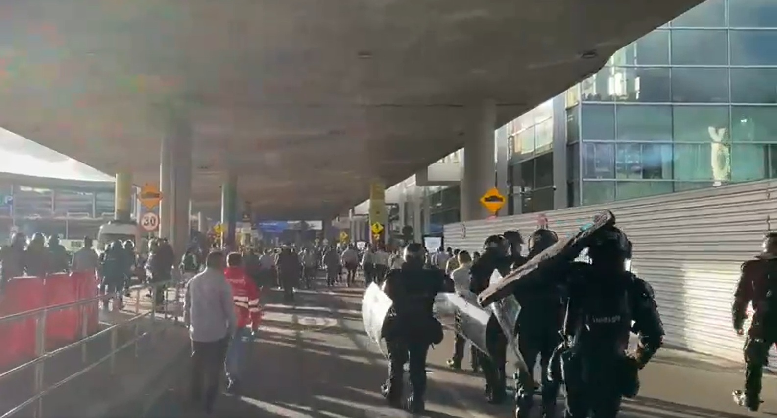 Nuevo bloqueo de taxistas en inmediaciones del aeropuerto El Dorado, ¿por qué protestan?