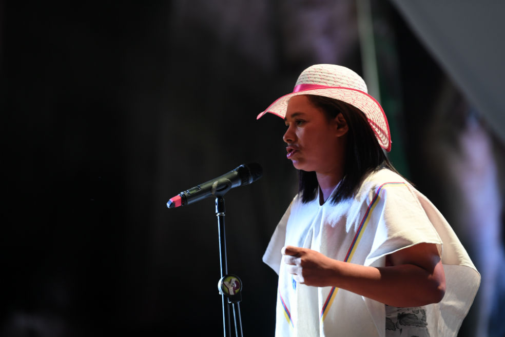 “Mi nombre es Roberto Fuentes del Toro, campesinode Cantagallo (Antioquia) en donde viví todas las violencias de los grupos armados ilegales. Primero, siendo raspachín de coca hasta terminar reclutado como soldado campesino por el Ejército colombiano. Finalmente, después de tanto dolor hoy estoy a punto de graduarme de ingeniero industrial de la Universidad Jorge Tadeo Lozano de Bogotá”, contó Fuentes y su voz se sintió como si tuviera un nudo de nostalgia en su garganta. Un aplauso del público conmovió aún más el momento. Después, vinieron las palabras de aliento del presidente de la Comisión de la Verdad, Francisco De Roux: “estamos aquí para hacer valer ante el país la verdad de ustedes. Para expresarles que necesitamos que se queden en el campo, que esa será la garantía de que habrá comida para todos los colombianos, al igual que agua, bosques y animales”.