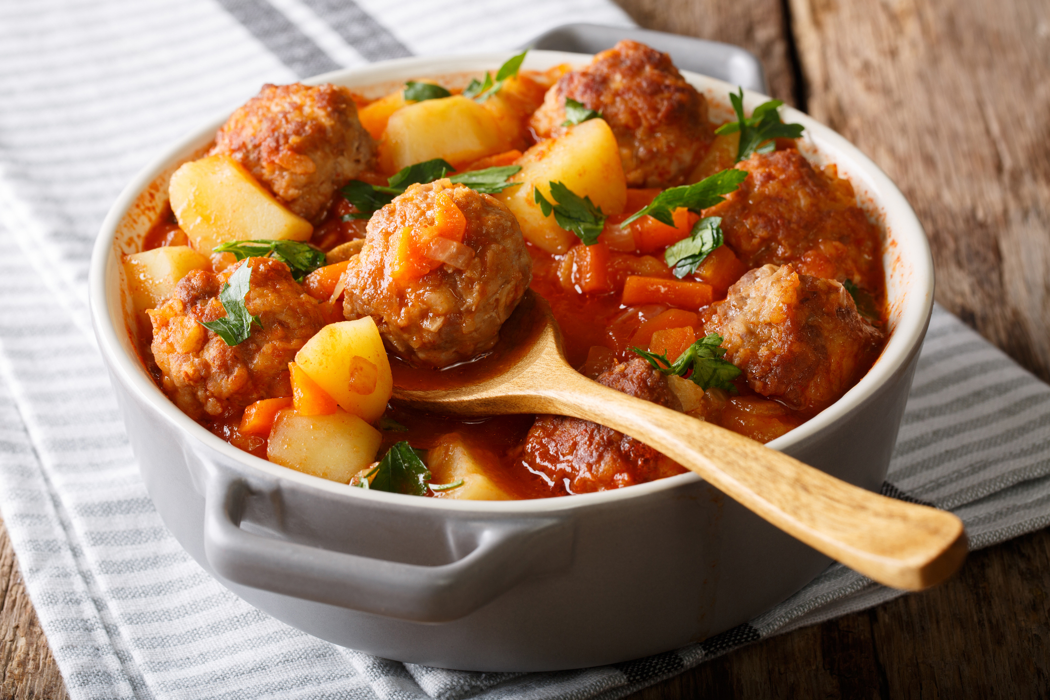 Esta es la receta paso a paso para preparar un estofado de albóndigas
