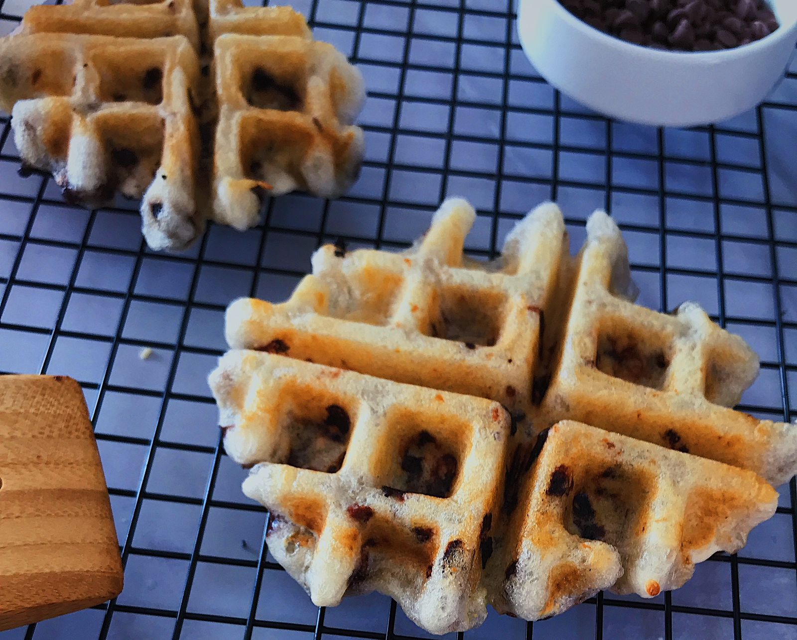 Así se preparan unos ricos “waffles” de yuca con “chips” de chocolate