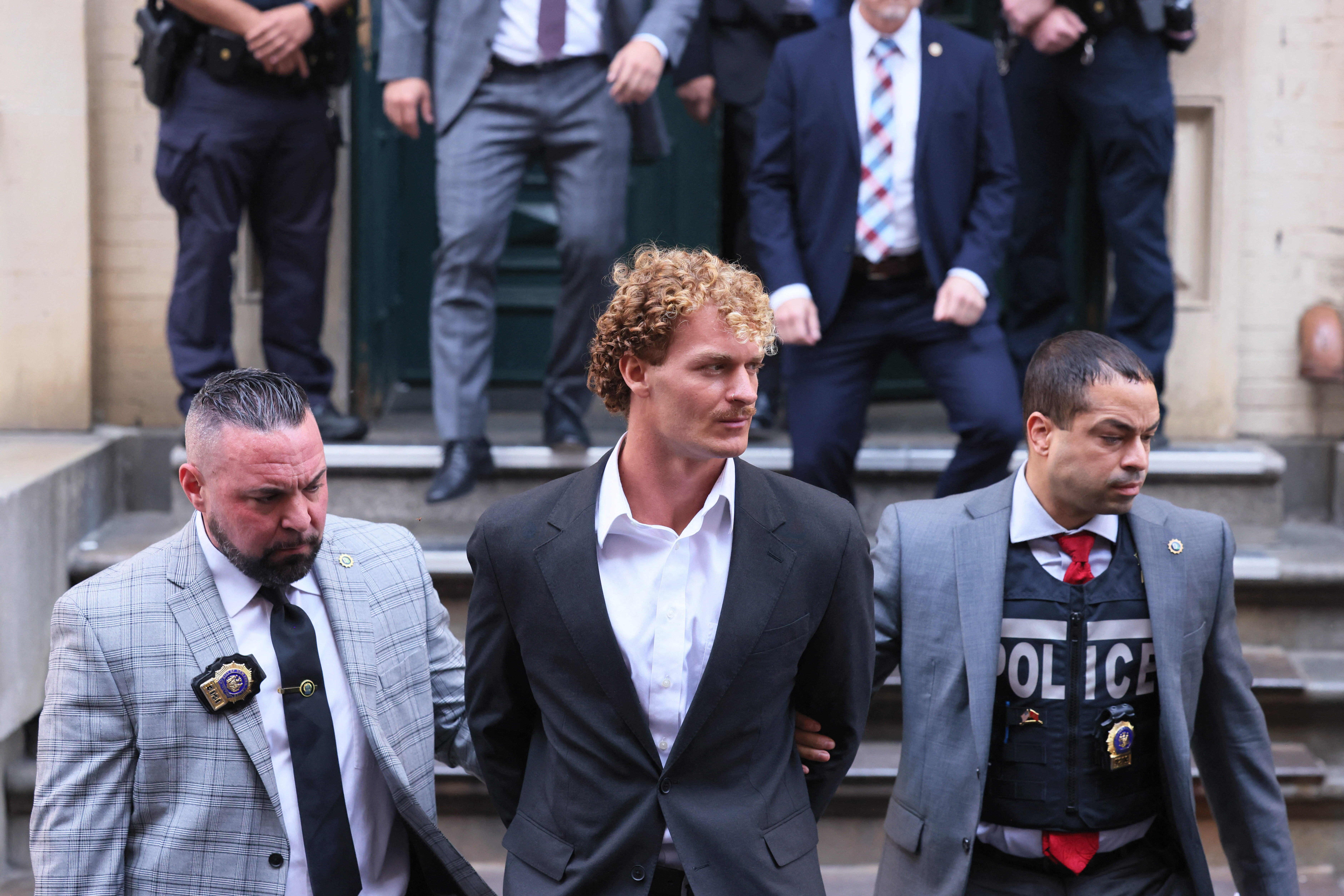 Daniel Penny se entregó después de ser acusado de homicidio involuntario en segundo grado por la muerte por estrangulamiento de Jordan Neely. Neely fue asesinado la semana pasada en el tren F después de que Penny lo estrangulara en la estación Broadway-Lafayette.