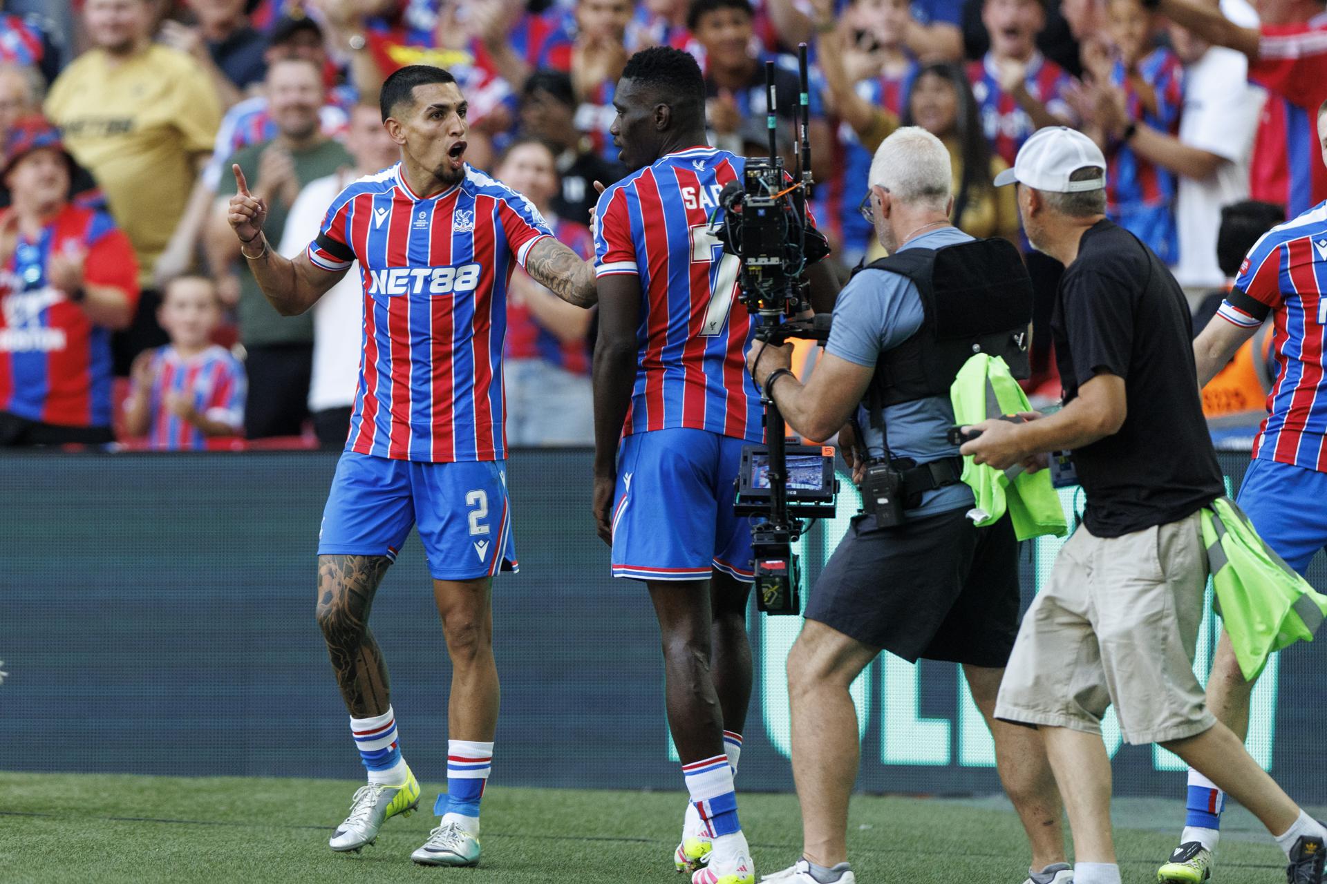 LONDON (United Kingdom), 10/08/2025.- Ismaila Sarr of Crystal Palace (C) celebrates with Daniel Munoz of Crystal Palace (L) after scoring the 2-2 goal during the FA Community Shield match between Crystal Palace and Liverpool at the Wembley Stadium in London, Great Britain, 10 August 2025. (Gran Bretaña, Reino Unido, Londres) EFE/EPA/TOLGA AKMEN
