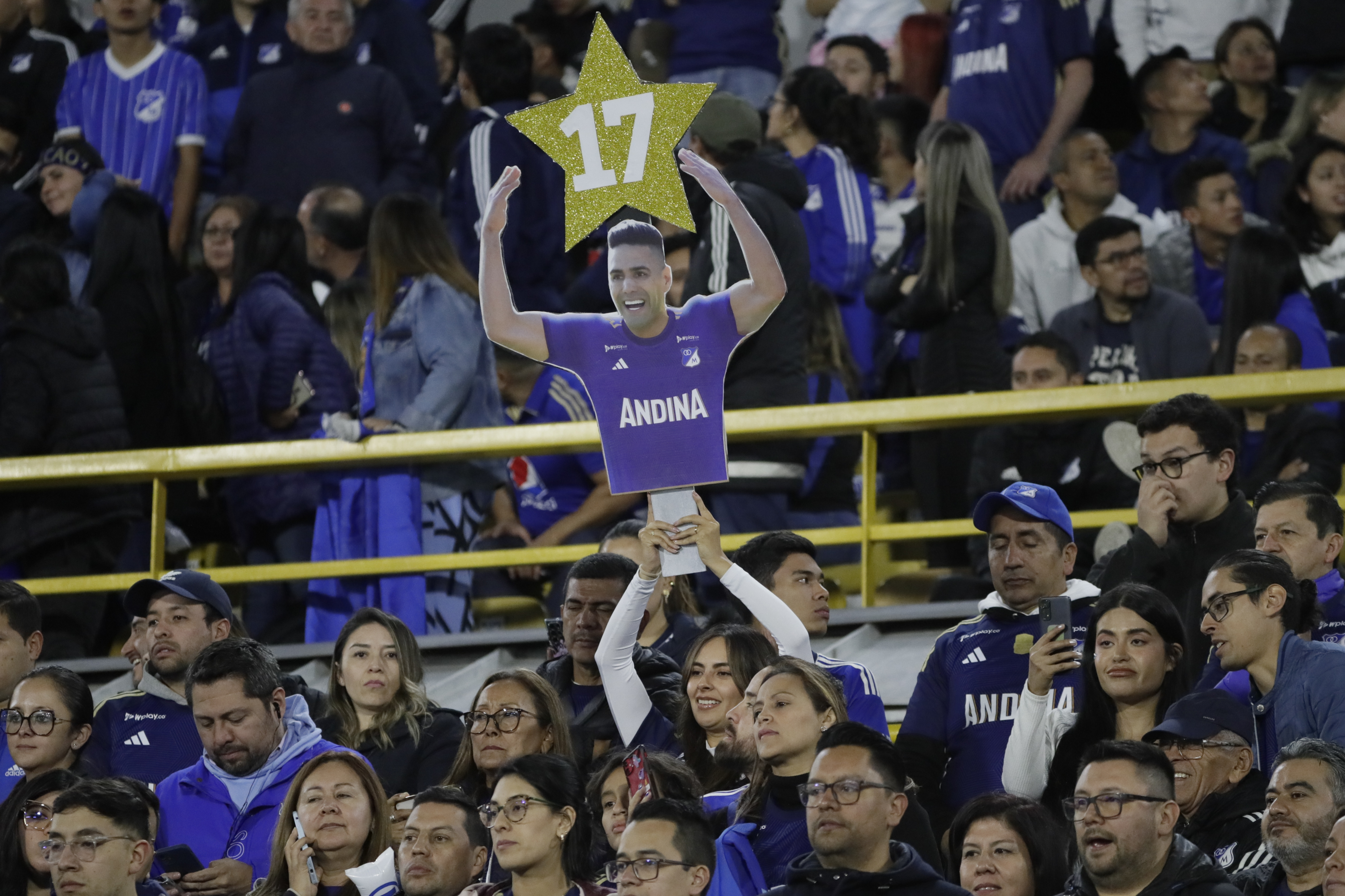 AME2439. BOGOTÁ (COLOMBIA), 16/07/2024.- Una seguidora sostiene una imagen del colombiano Radamel Falcao García durante su presentación como nuevo futbolista de Millonarios este martes, en Bogotá (Colombia). Falcao García fue presentado como nuevo jugador de Millonarios ante más de 30.000 personas que llegaron hasta el estadio El Campín de Bogotá, donde elevaron banderas, cantaron y aplaudieron al fichaje más sonado de las últimas décadas en el fútbol colombiano. EFE/ Carlos Ortega