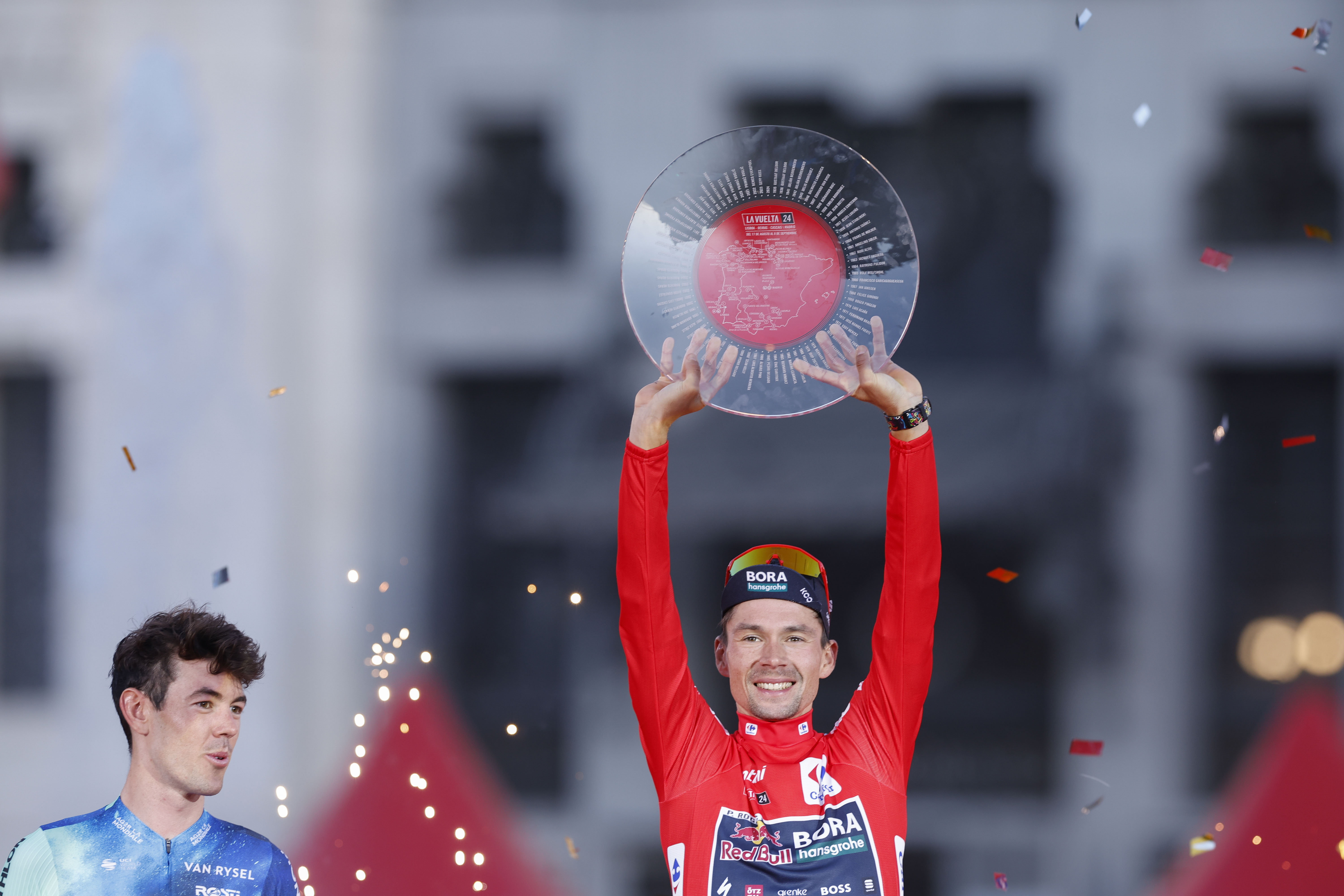 MADRID, 08/09/2024.- El ciclista esloveno del Bora Primoz Roglic, en el podio como ganador de La Vuelta a España 2024, y el ciclista australiano del equipo Decathlon AG2R Ben O´Connor (i), segundo clasificado, tras la contrarreloj individual de la última etapa con un recorrido de 24,6 KM con salida y llegada en Madrid.- EFE/ Javier Lizón