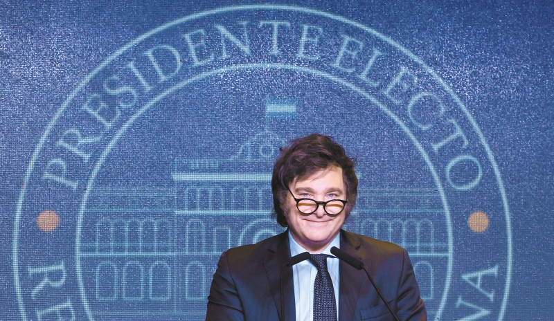 El presidente electo de Argentina, Javier Milei, ofrece un discurso en el "búnker" electoral tras conocer los resultados que le dieron como ganador del balotaje en Buenos Aires (Argentina).