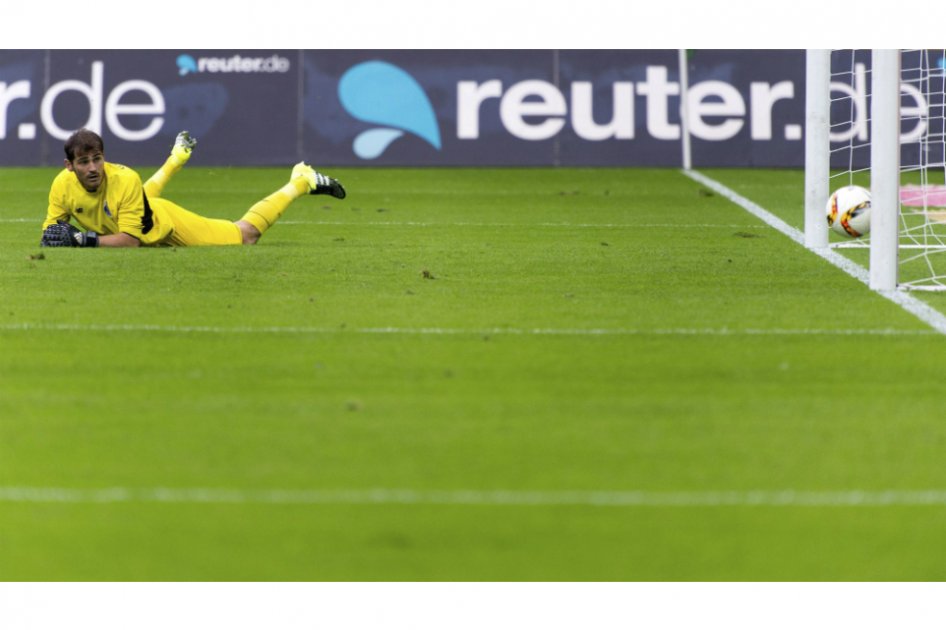 Iker Casillas encaja dos goles en la primera derrota del Oporto (2-1)
