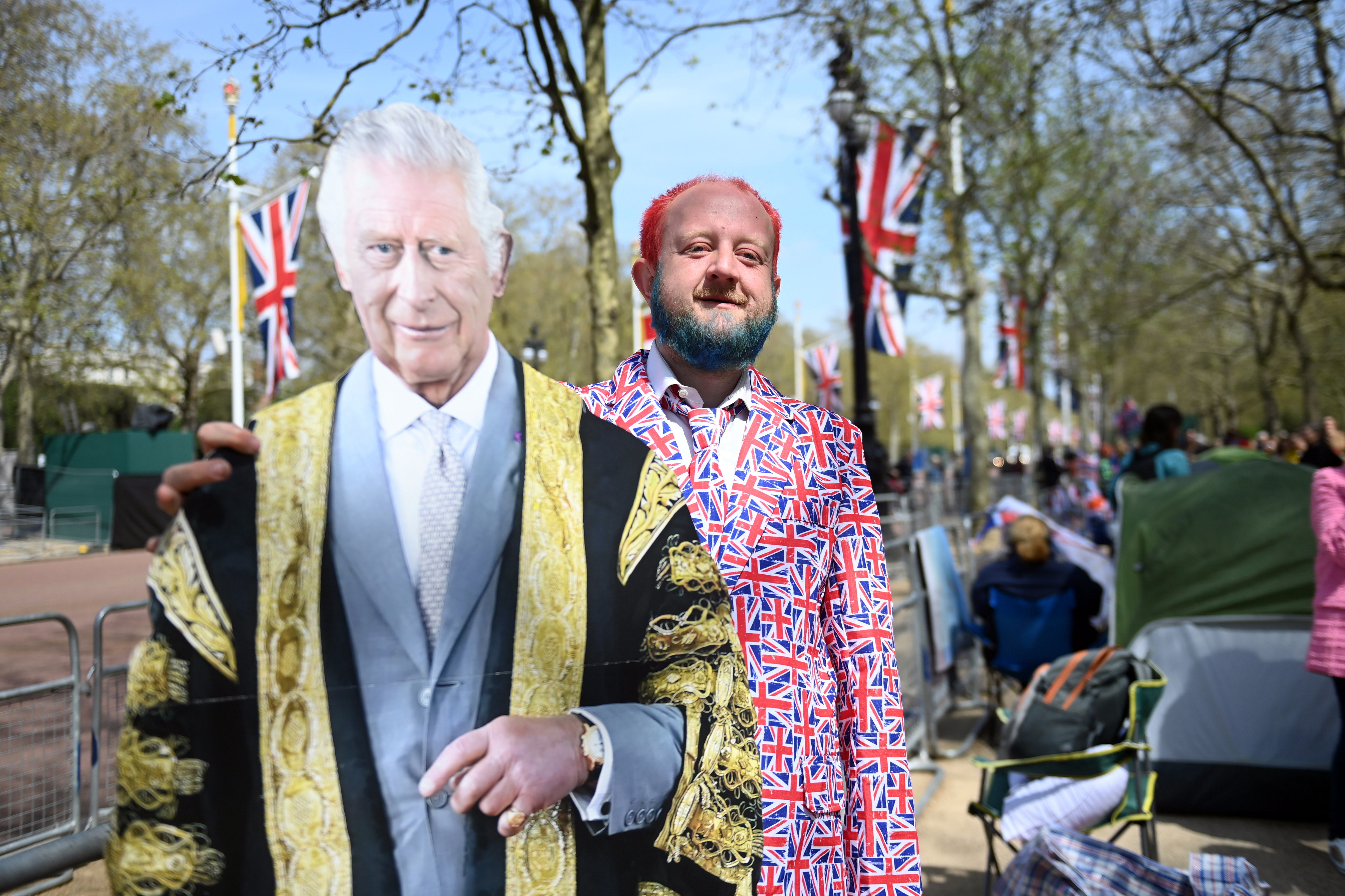 London (United Kingdom), 03/05/2023.- A royal fan with a King Charles cut-out waits on the coronation procession route on The Mall in London, Britain, 03 May 2023. Britain's King Charles III's coronation will take place at Westminster Abbey in London on 06 May 2023. (Reino Unido, Londres) EFE/EPA/NEIL HALL