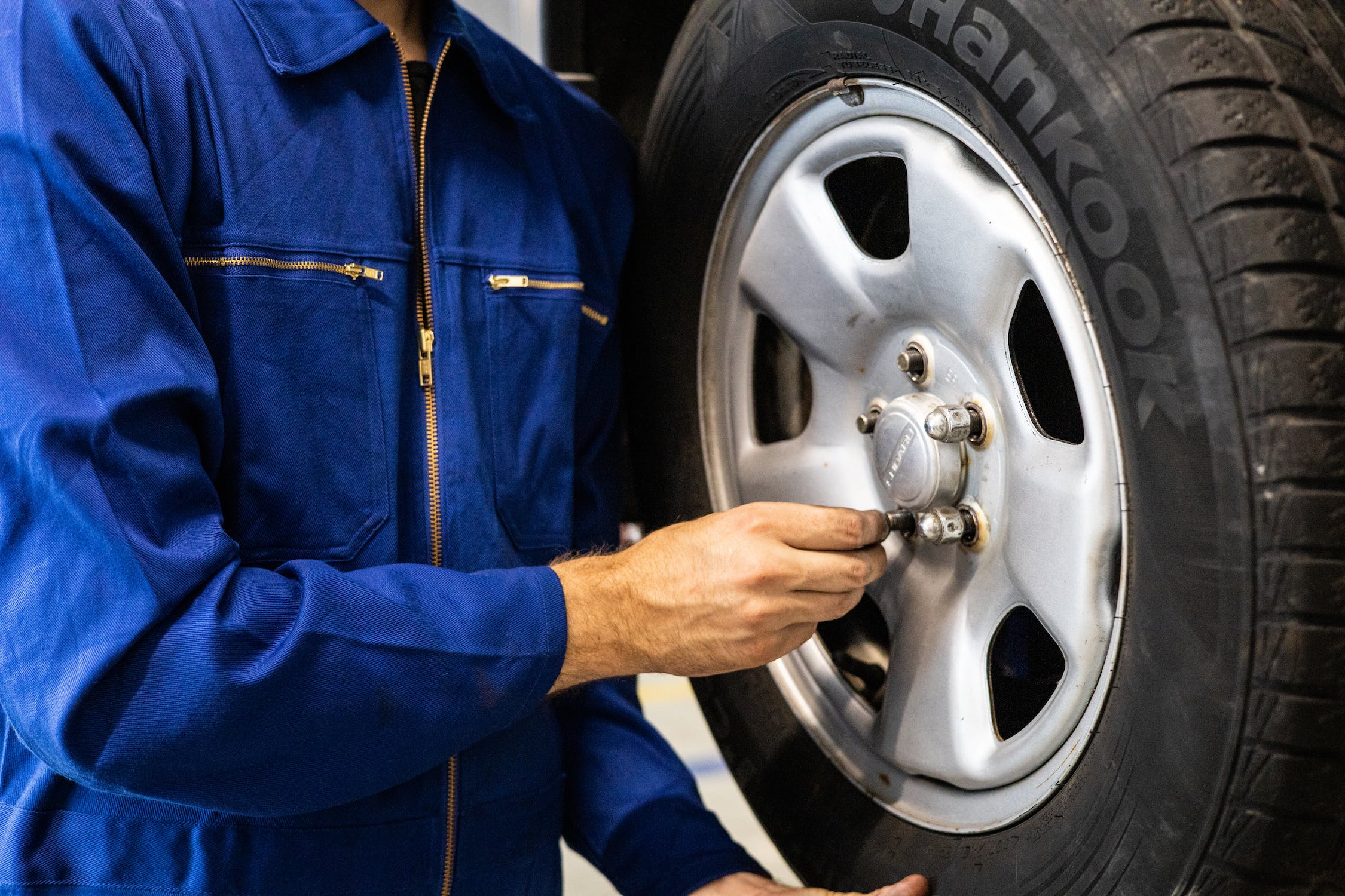 En video: ¿cómo y por qué debe rotar las llantas de su carro?