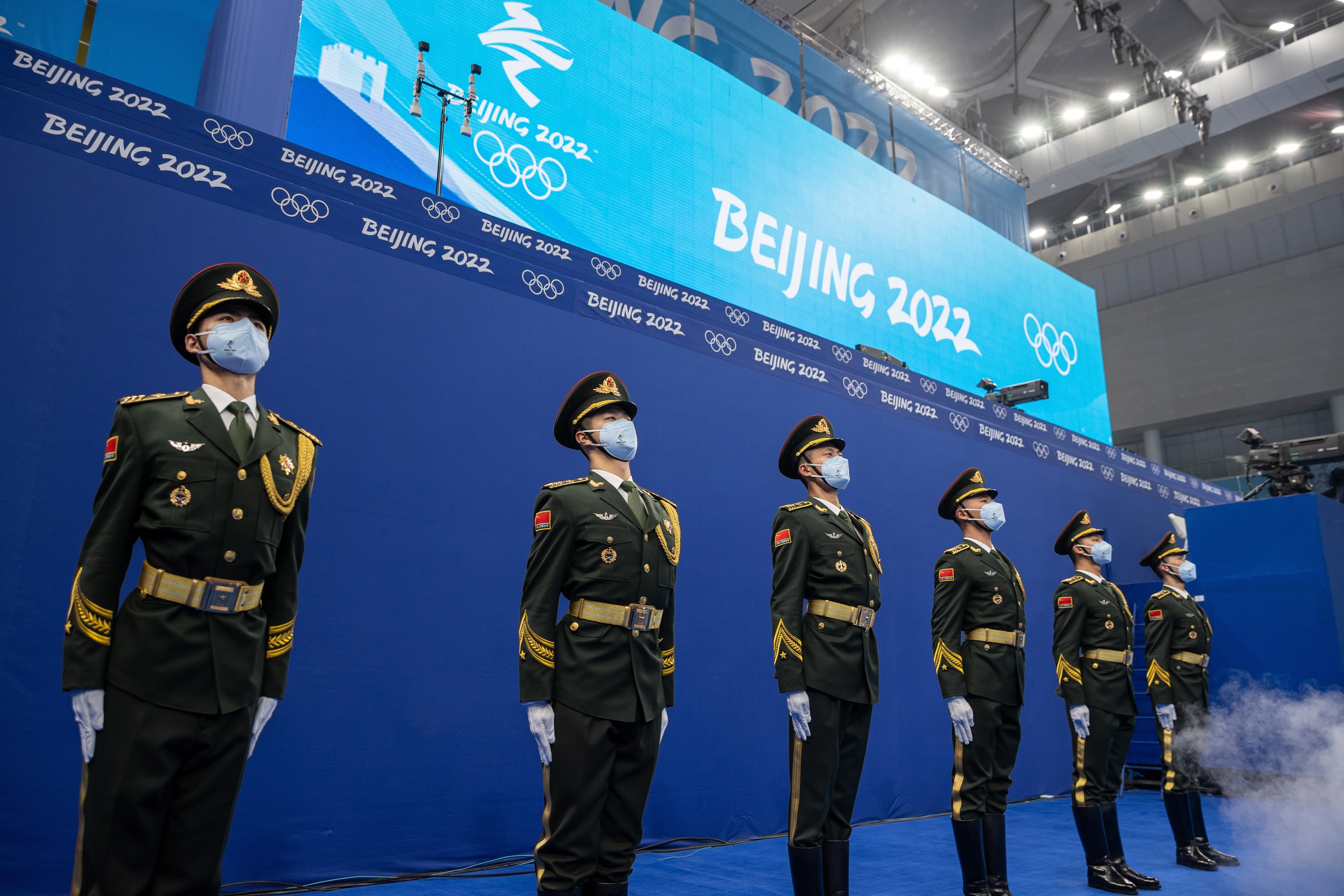 Beijing (China), 08/02/2022.- Soldiers of the People'Äôs Liberation Army stand at attention during a rehearsal before the Curling Mixed Doubles Gold Medal match between Italy and Norway at the Beijing 2022 Olympic Games, Beijing, China, 08 February 2022. (Italia, Noruega) EFE/EPA/JEROME FAVRE