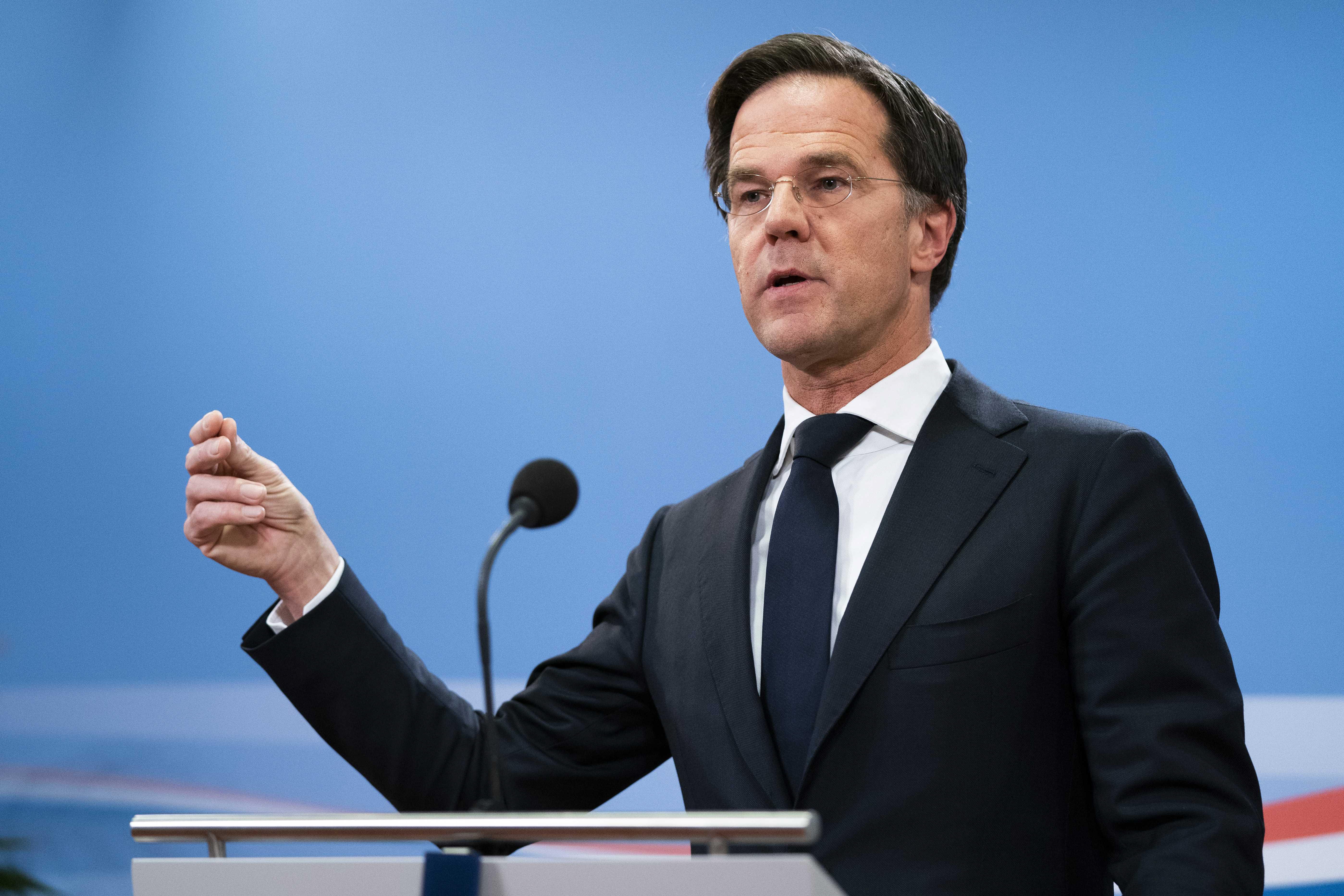 Mark Rutte, primer ministro holandés, dimite en medio del caos político