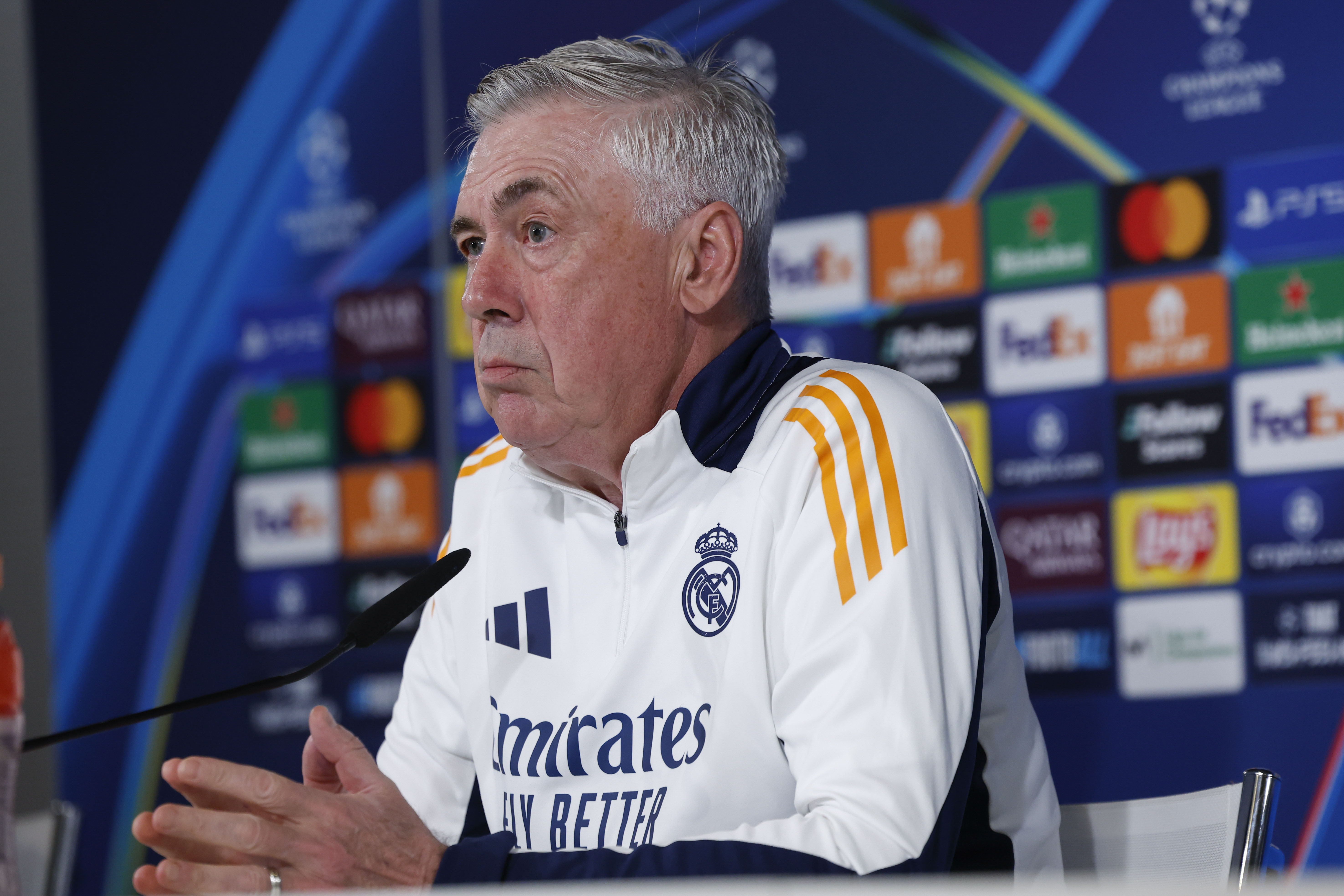 MADRID, 03/03/2025.- El entrenador italiano del Real Madrid, Carlo Ancelotti, ofrece una rueda de prensa en la víspera del partido de ida de los octavos de final de la Liga de Campeones que van a disputar frente al Atlético de Madrid. EFE/Juanjo Martín