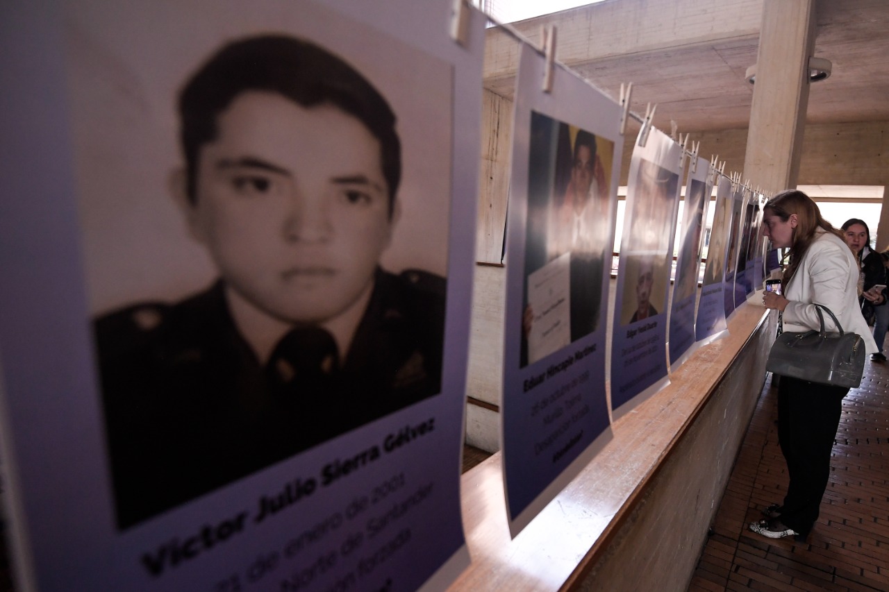 La biblioteca Virgilio Barco se llenó de rostros de víctimas de secuestro y desaparición forzada a manos de la exguerrilla de las Farc. Sus familiares intervinieron con muestras artísticas la entrada al auditorio en el que la JEP adelanta las audiencias de reconocimiento contra el antiguo secretariado de la guerrilla.