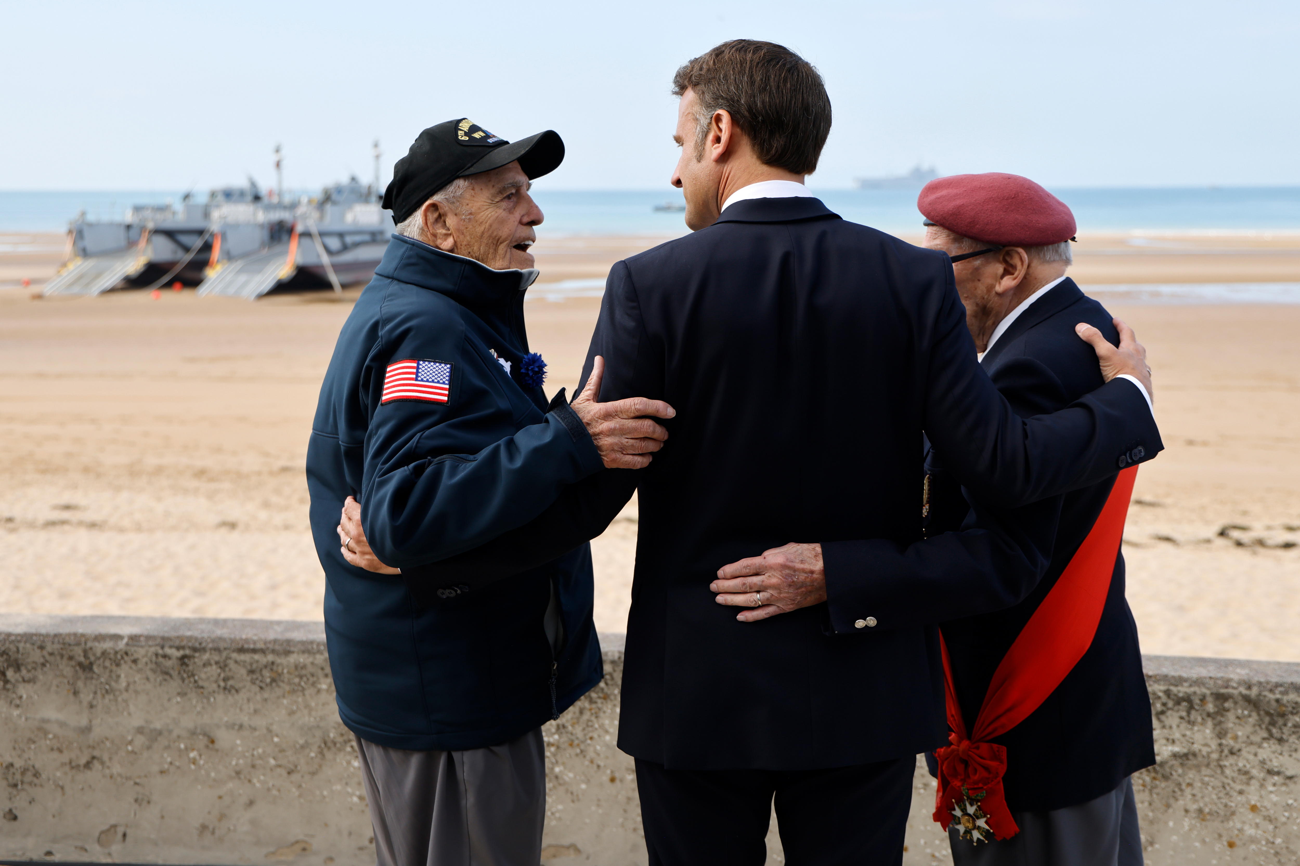 Saint-laurent-sur-mer (France), 06/06/2024.- France's President Emmanuel Macron (C) unites with US WWII veteran Andy Negra (L), and French veteran Achille Muller, last survivor of the Free French Forces, during the International commemorative ceremony at Omaha Beach marking the 80th anniversary of the World War II 'D-Day' Allied landings in Normandy, in Saint-Laurent-sur-Mer, in northwestern France, 06 June 2024. The D-Day ceremonies on June 6 mark the 80th anniversary since the launch of 'Operation Overlord', a vast military operation by Allied forces in Normandy, which turned the tide of World War II, eventually leading to the liberation of occupied France and the end of the war against Nazi Germany. (Francia, Alemania, Reino Unido) EFE/EPA/LUDOVIC MARIN / POOL MAXPPP OUT
