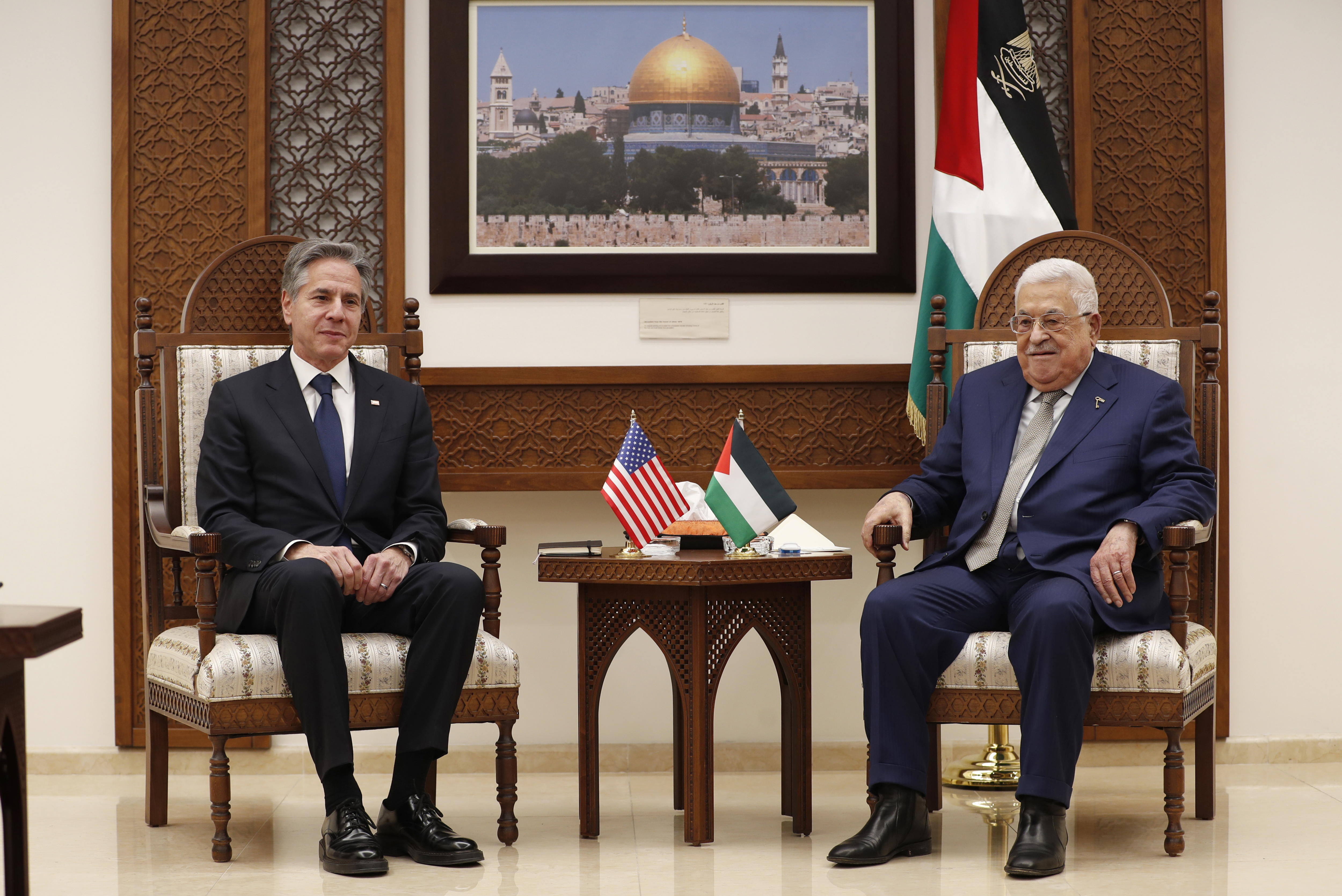 Ramallah (-), 07/02/2024.- US Secretary of State Antony Blinken (L) meets with Palestinian President Mahmoud Abbas (R) at the Palestinian Authority headquarters in the West Bank city of Ramallah, 07 February 2024. Blinken is on a regional tour of the Middle East in a diplomatic effort to reach an agreement that secures the release of all remaining hostages and includes a humanitarian pause to allow the delivery of humanitarian aid to civilians in the Gaza Strip. (Ramala) EFE/EPA/ALAA BADARNEH / POOL POOL
42963