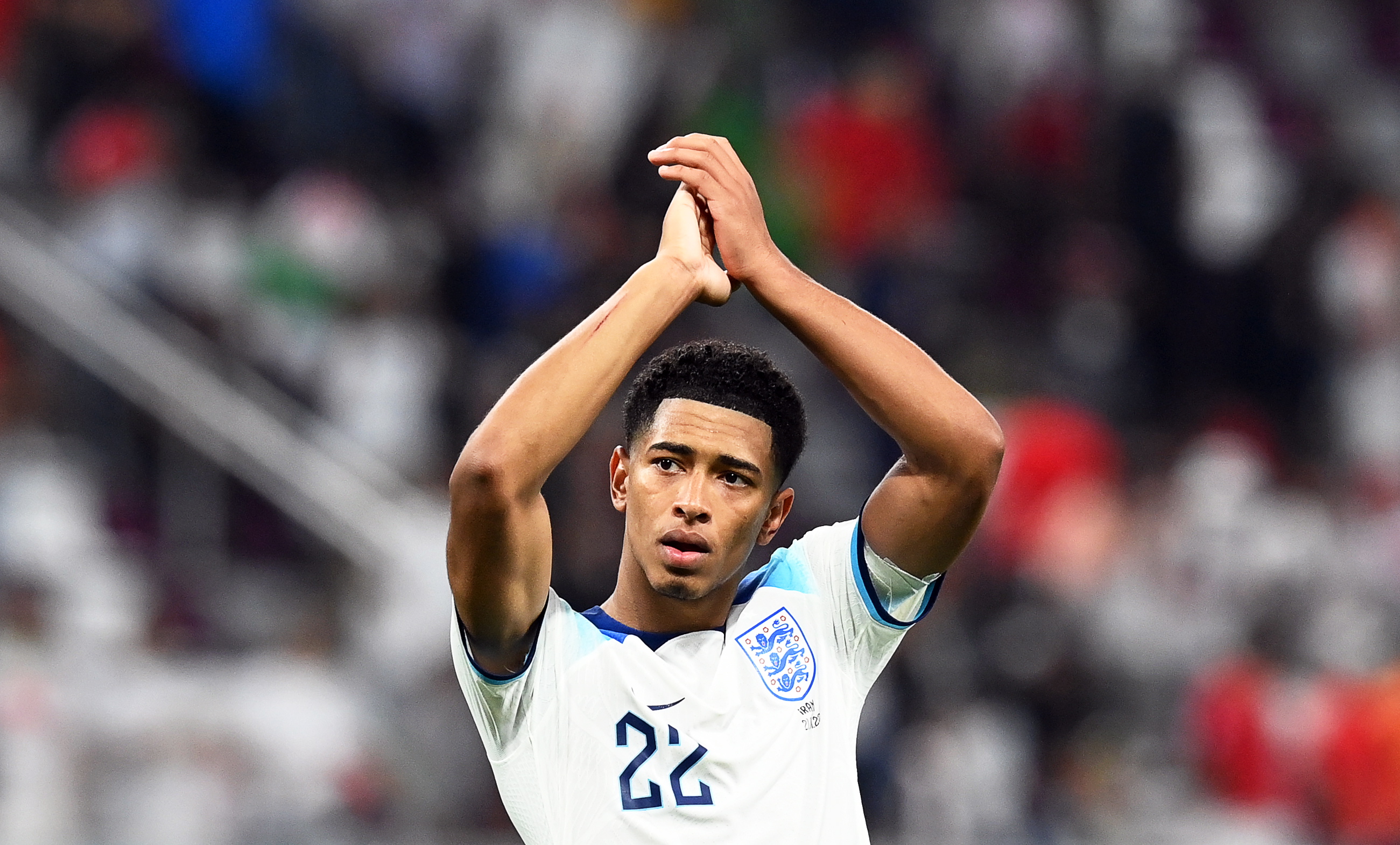 Doha (Qatar), 21/11/2022.- Jude Bellingham of England applauds fans after winning the FIFA World Cup 2022 group B soccer match between England and Iran at Khalifa International Stadium in Doha, Qatar, 21 November 2022. Engand won 6-2. (Mundial de Fútbol, Catar) EFE/EPA/Neil Hall