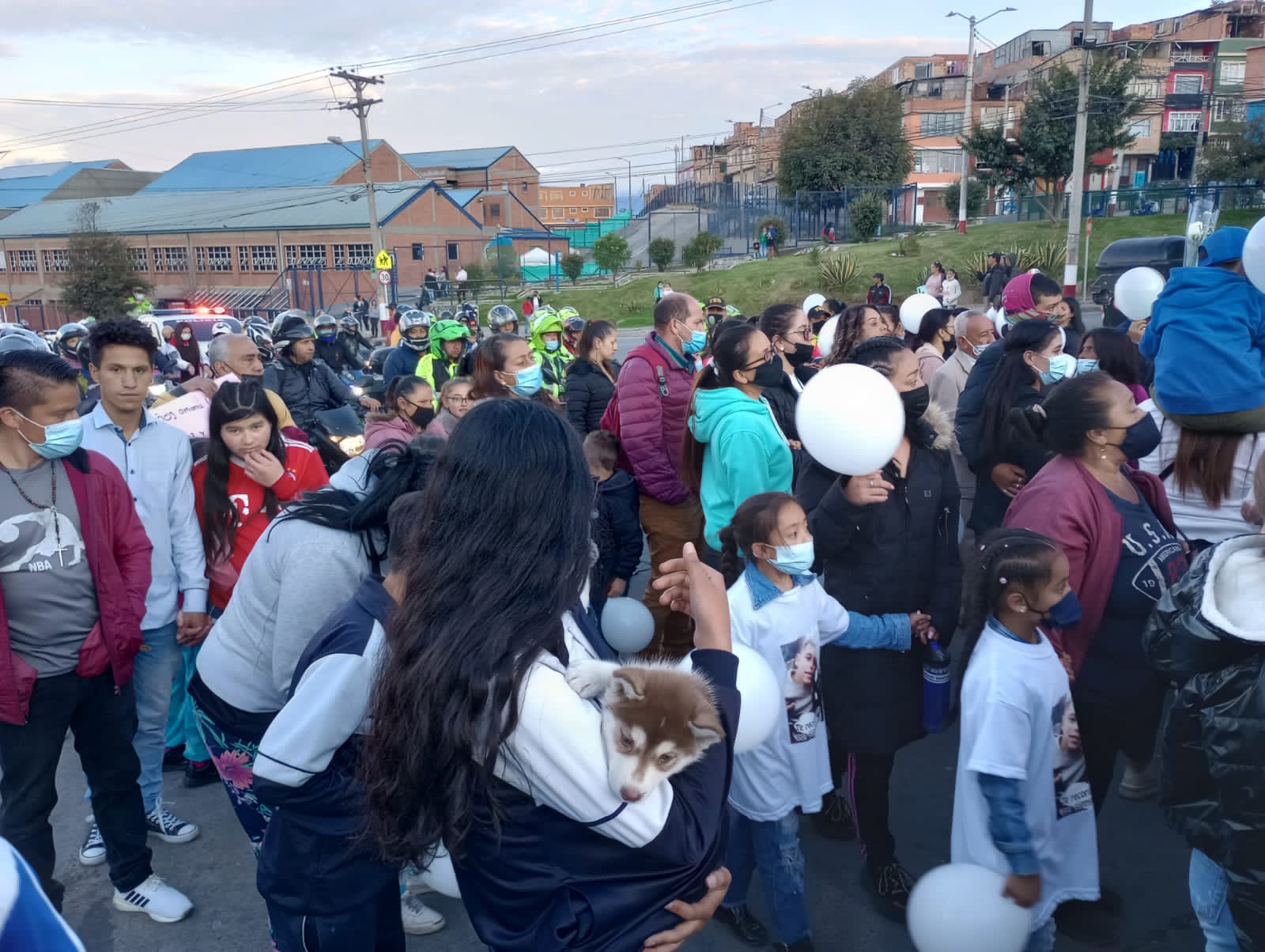 La comunidad en conjunto con estudiantes del colegio Manuel Elkin Patarroyo, realizaron una marcha para alzar su voz en contra de el atentado del CAI Arborizadora Alta.
