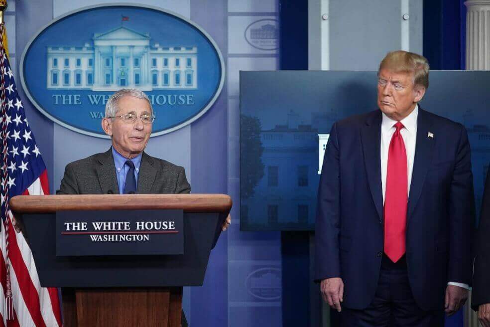 El regreso a clases enfrenta a Trump y a su asesor médico en Estados Unidos
