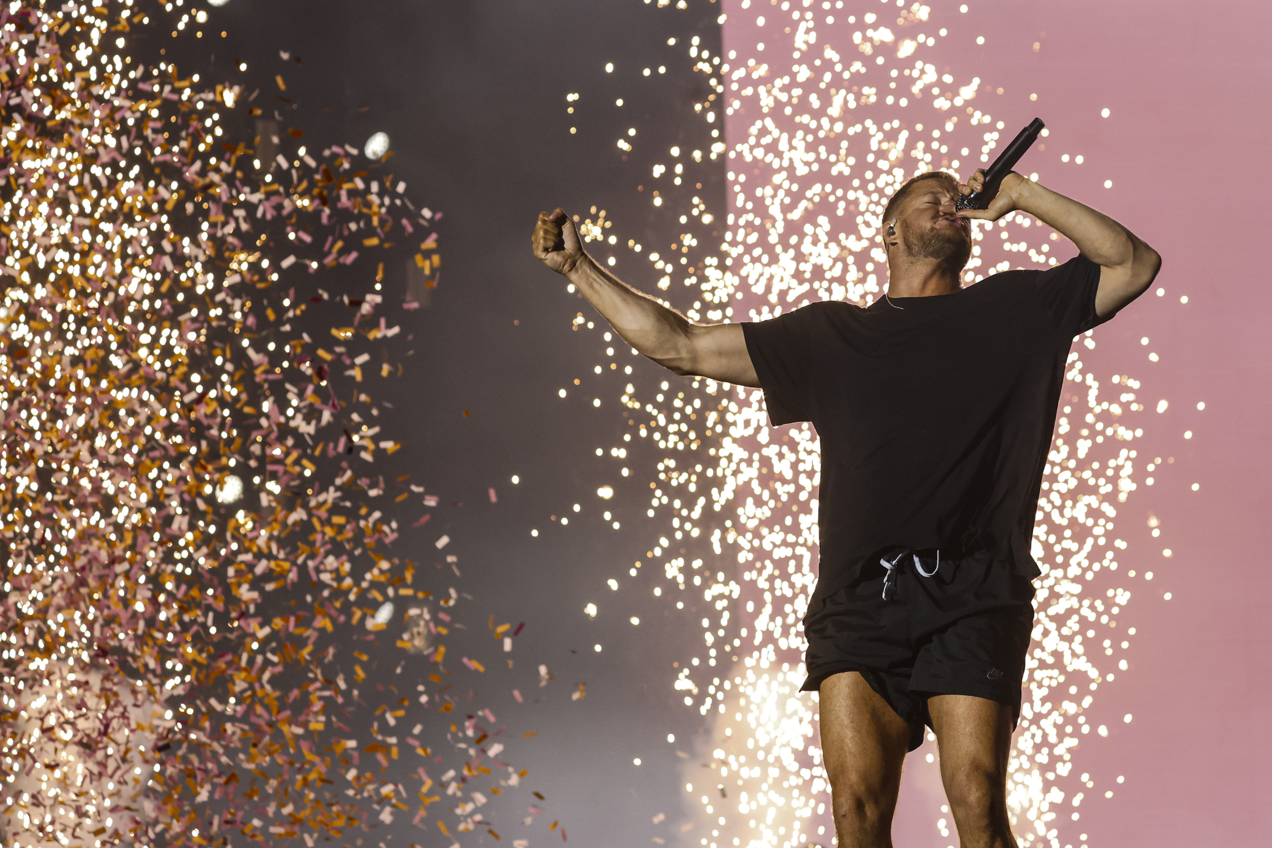 AME9875. RÍO DE JANEIRO (BRASIL), 14/09/2024.- El cantante de la banda estadounidense Imagine Dragons, Dan Reynolds, se presenta en el Festival Rock in Río este sábado, en Río de Janeiro (Brasil). EFE/ Antonio Lacerda NO VENTAS / SOLAMENTE USO EDITORIAL