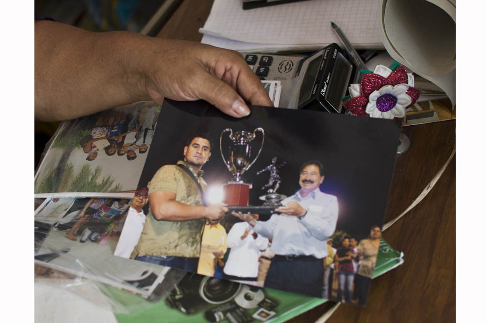 María Guadalupe Orozco muestra una foto de  Francis García Orozco, desaparecido en Iguala en 2010.  / AFP
