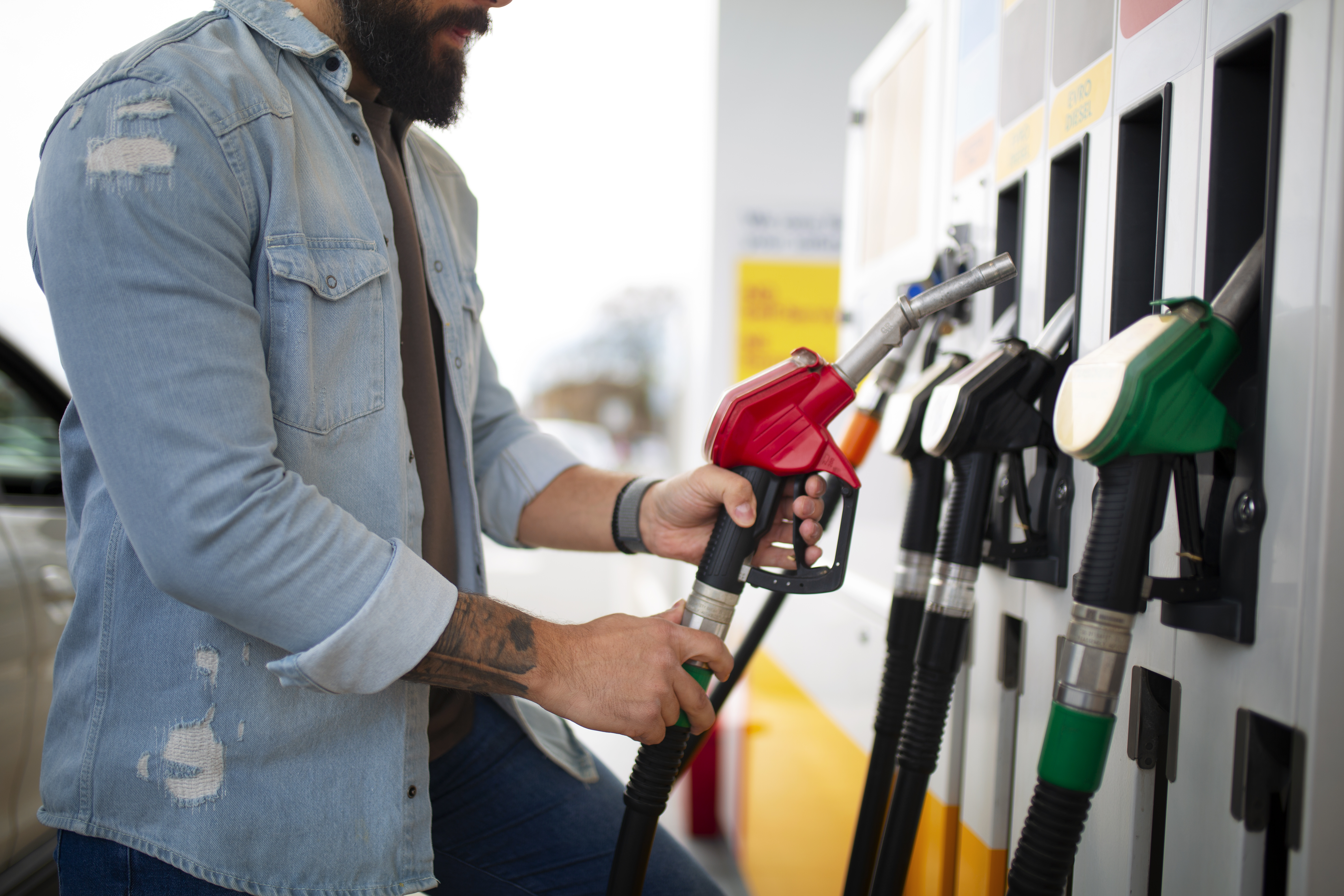 ¿Es recomendable mezclar gasolina extra con corriente?