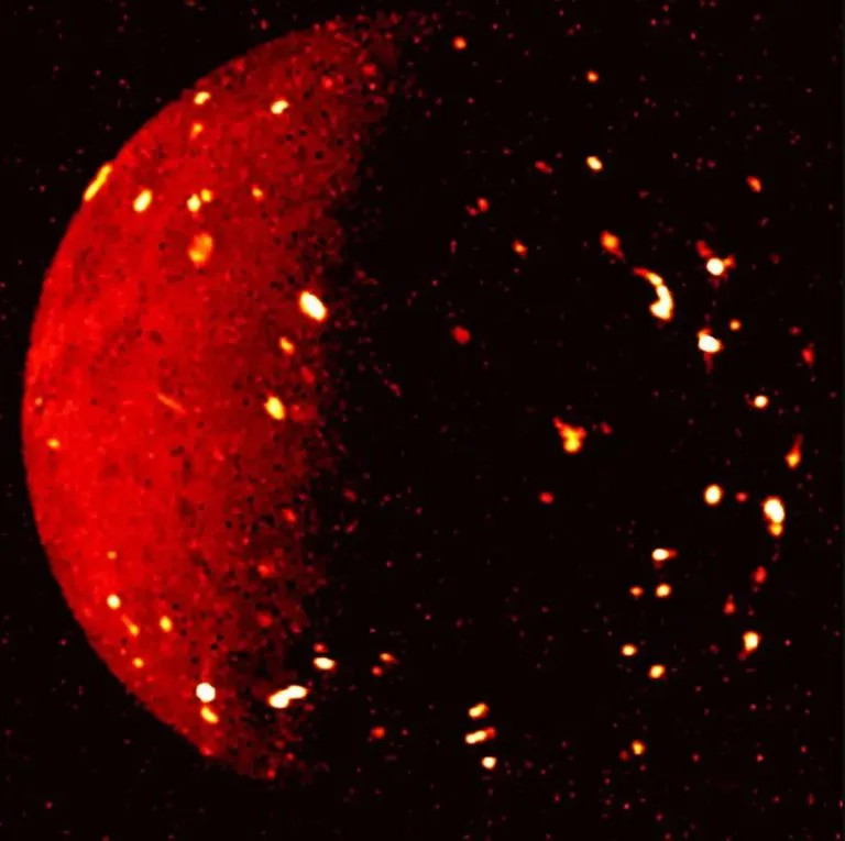 Actividad reciente en la Luna más explosiva del sistema solar confundió a expertos