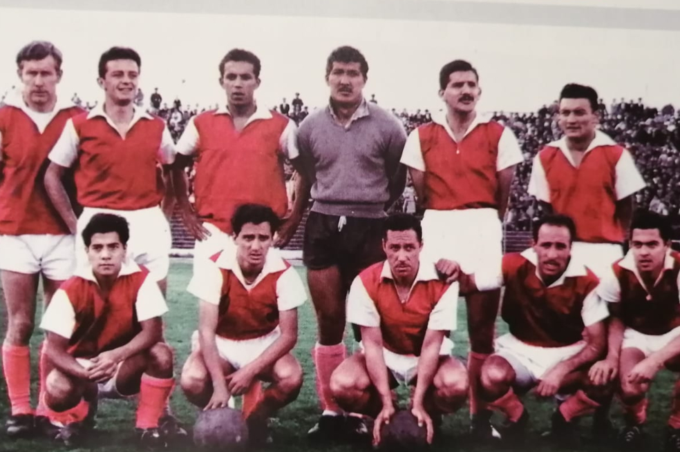 Santa Fe campeón en 1958, superando a Millonarios en la última fecha. La nómina: Arriba: Juan Carlos Pellegrino, Carlos Alberto Bolla, Cesar Álvarez, Manuel Pacheco, Hernando Reyes, Carlos Rodríguez. Abajo: Mario Bustamante, Alberto Perazzo, Juan José Ferraro, Osvaldo Panzutto y Rodolfo Bedialle.