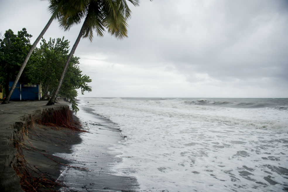 María se dirige hacia Guadalupe tras haber devastado Dominica y se prevé que golpee las islas Vírgenes y Puerto Rico entre este martes por la noche y el miércoles. /AFP