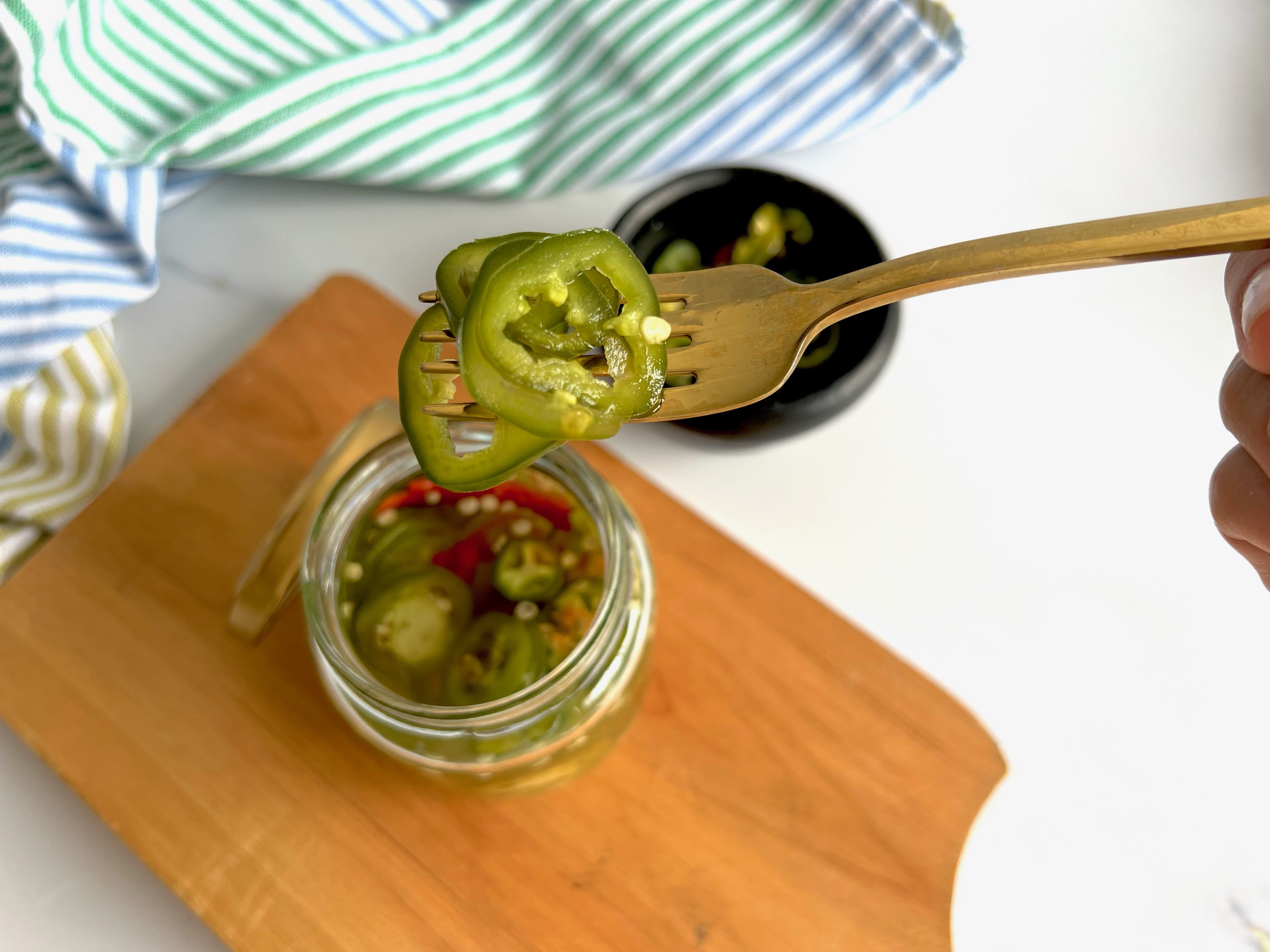 Así se preparan unos bueno y sabrosos jalapeños encurtidos