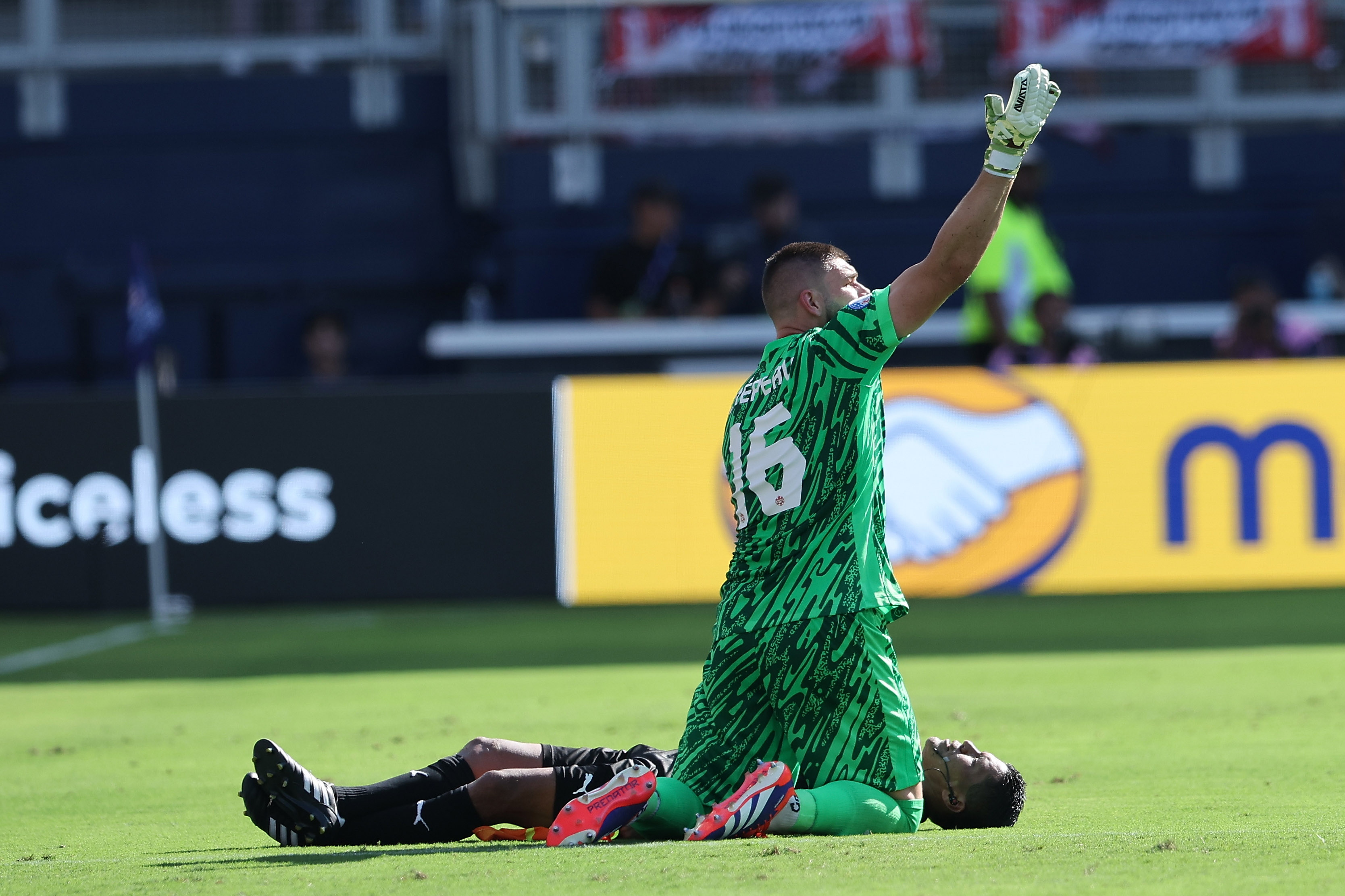 Kansas City (United States), 25/06/2024.- Assistant Referee 2 Humberto Panjoj of Guatemala (R) is attended to by Canada goalkeeper Maxime Crepeau (L) after Panjoj collapsed in extra time during the first half of the CONMEBOL Copa America 2024 group A match between Peru and Canada, in Kansas City, Kansas, USA, 25 June 2024. Temperatures reached 95F (35C) with a real feel of 104F (40C), at game time. EFE/EPA/WILLIAM PURNELL