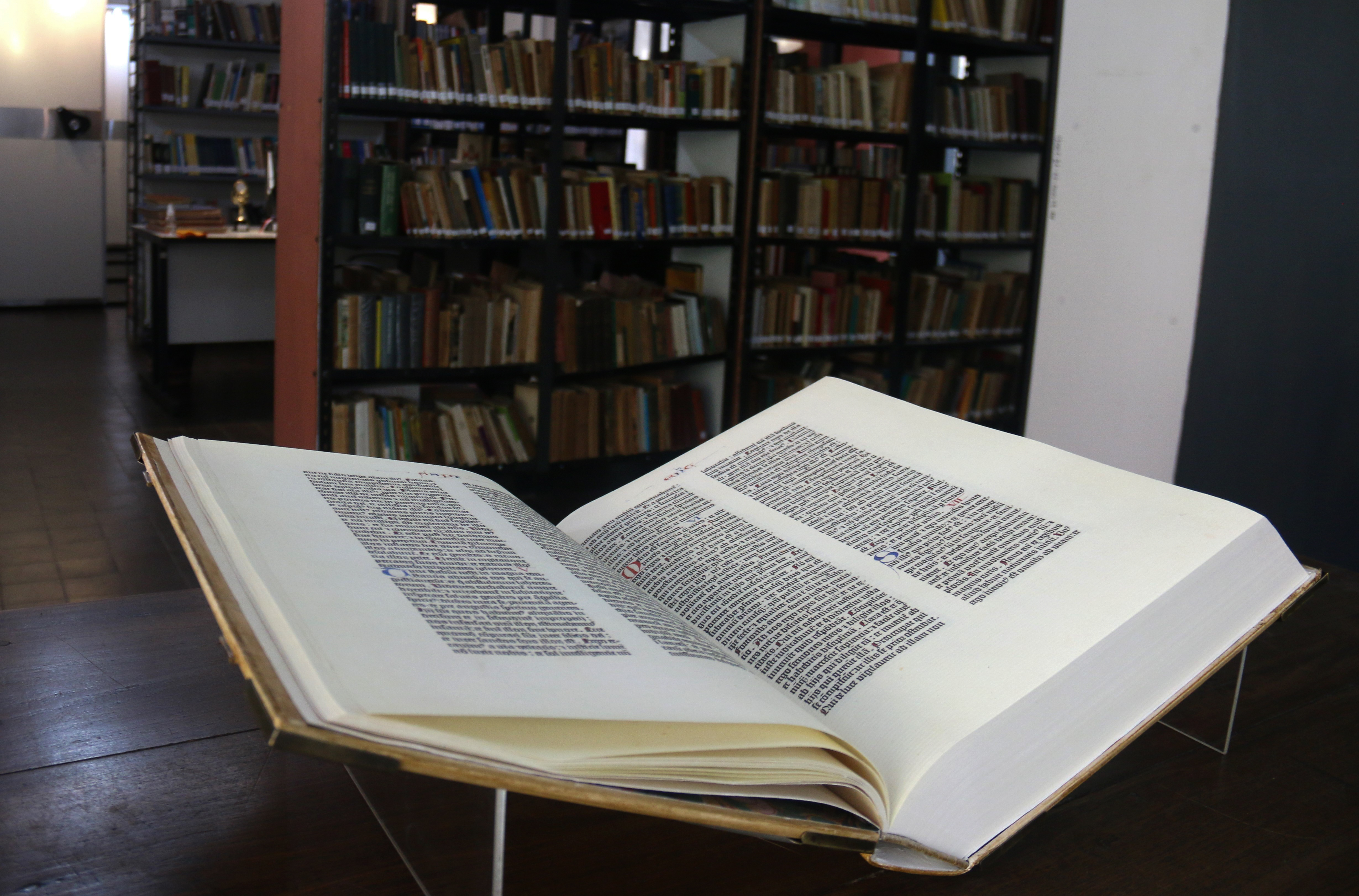 Biblioteca de Paraguay exhibe la única réplica de la Biblia de Gutenberg en Suramérica