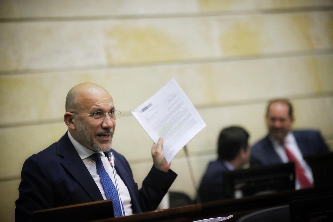 El senador Barreras citó a debate de control político este martes al ministro Botero.CortesíaEn ese mismo sentido, el congresista de la U increpó a Botero y le cuestionó por su falta de respuestas en situaciones recientes. “Nada dijo sobre el error en Naciones Unidas (…) Con toda razón, el presidente aterrizó en Colombia, pidió un responsable y ‘decapitó’ a un general. Usted ha debido evitar que eso ocurriera porque para esos son los ministros. Pregunto: ¿Eran fotos de contexto o fue un fiasco o una trampa contra el presidente? Cualquiera de las tres cosas esuna respuesta negativa que implica un fracaso en el manejo de la inteligencia”.
