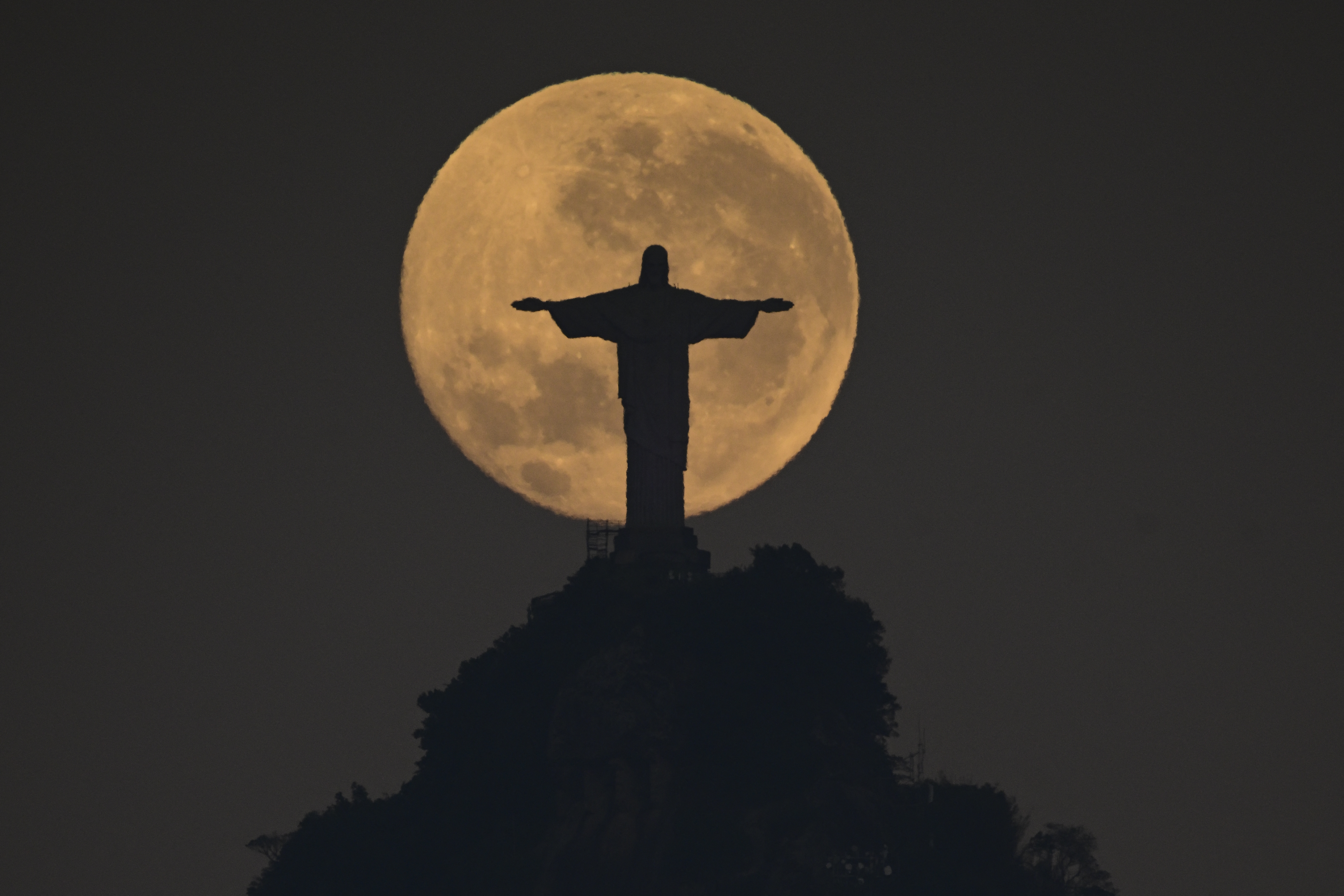 Así se vio la “luna azul”, la primera superluna de cuatro que habrá este año
