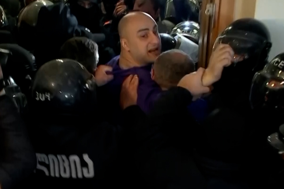 Con violenta redada detienen al líder de la oposición de Georgia
