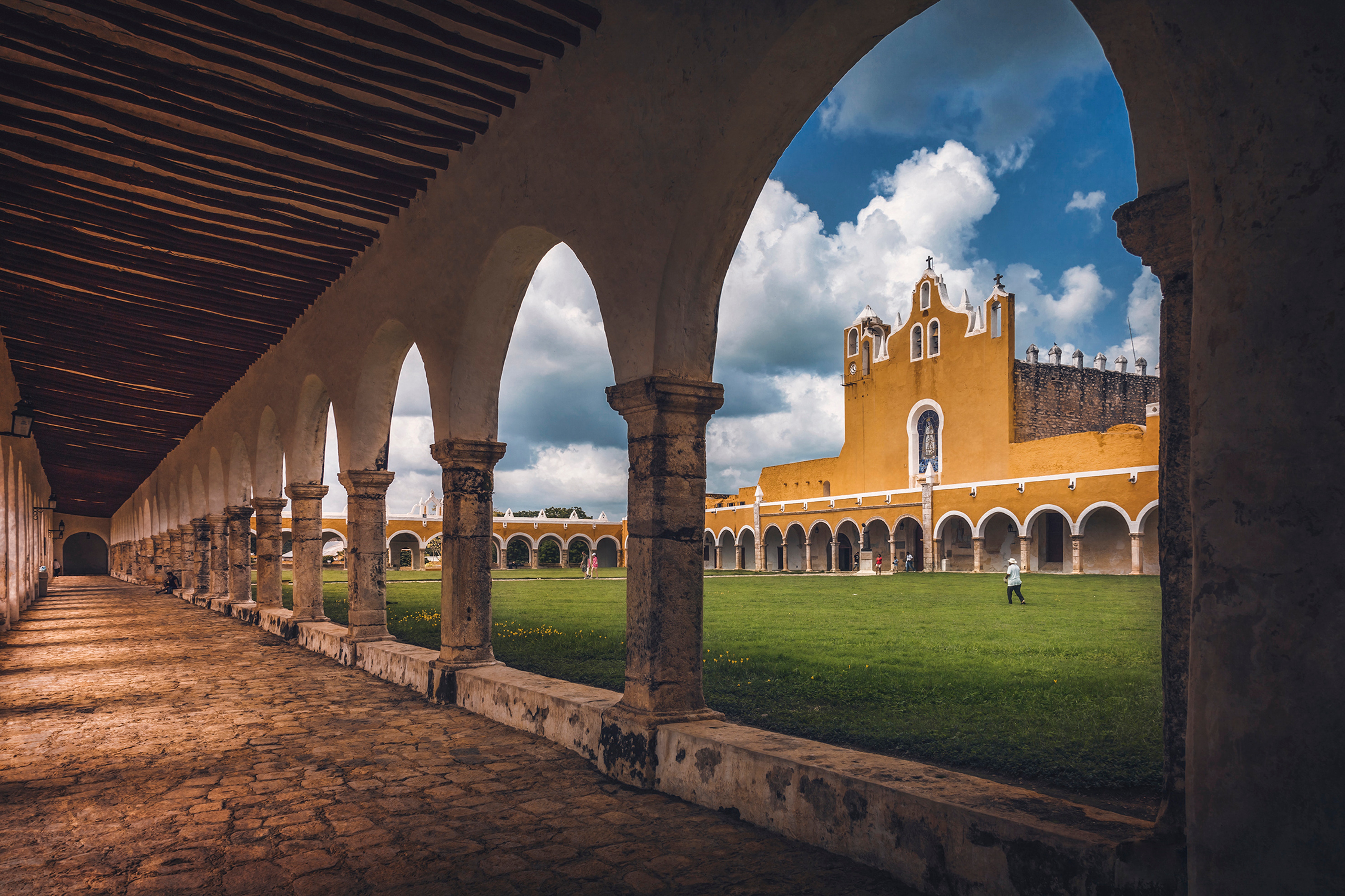 Izamal es una hermosa ciudad colonial fundada a mediados del siglo XVI sobre los vestigios de una antigua ciudad maya.