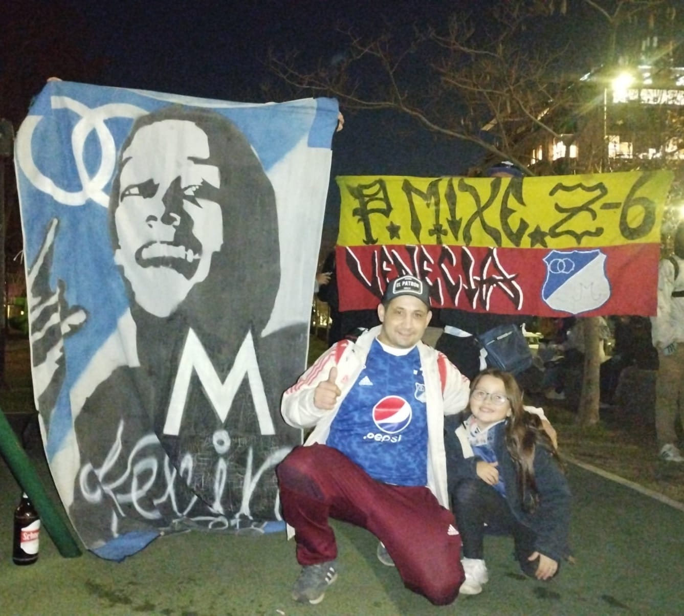 Walter García y Mora, su hija, durante un banderazo de Millonarios en la previa del duelo frente a Defensa y Justicia.