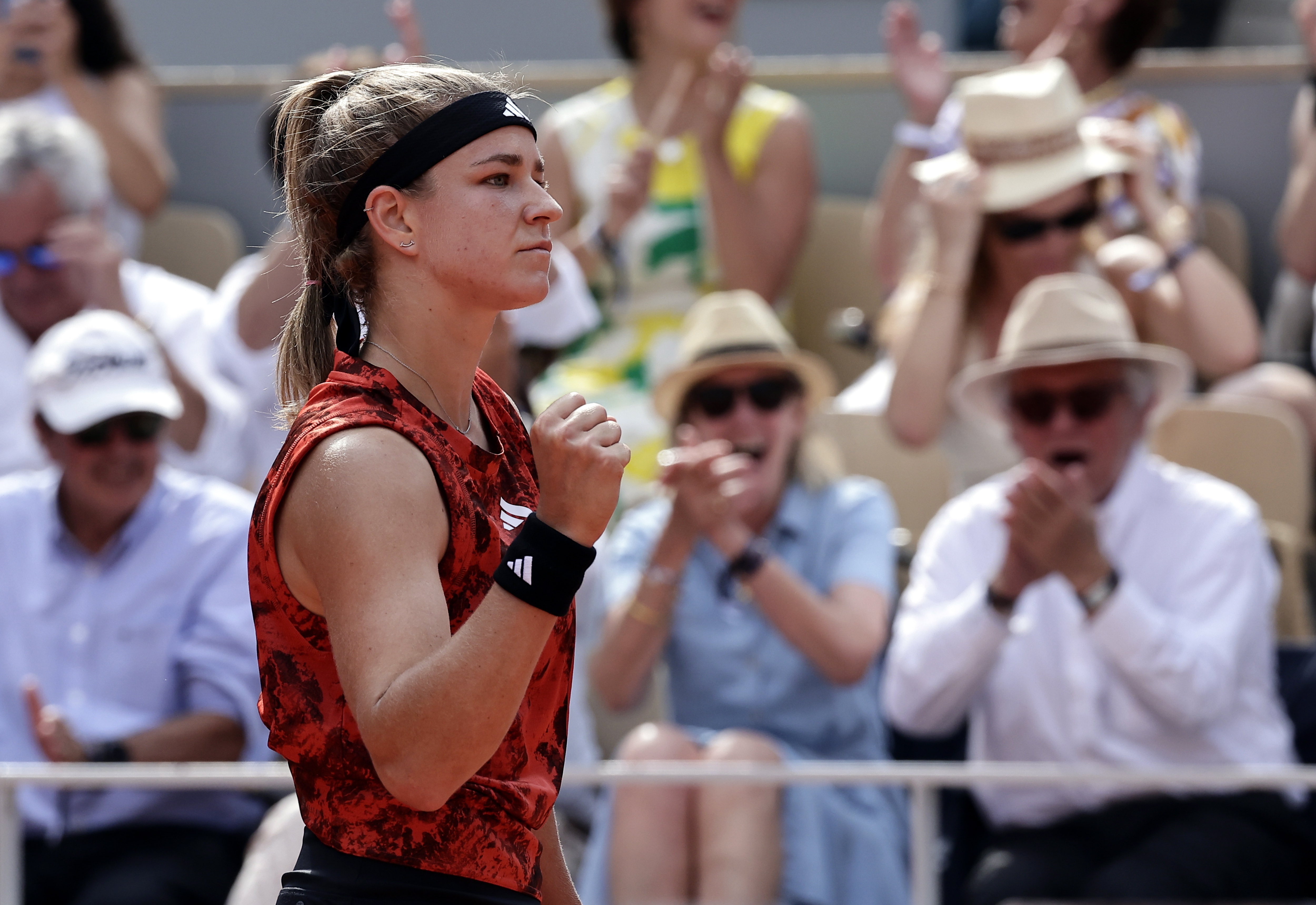 Paris (France), 10/06/2023.- Karolina Muchova of the Czech Republic reacts after winning the second set as she plays Iga Swiatek of Poland in their Women's final match during the French Open Grand Slam tennis tournament at Roland Garros in Paris, France, 10 June 2023. (Tenis, Abierto, República Checa, Francia, Polonia) EFE/EPA/CHRISTOPHE PETIT TESSON