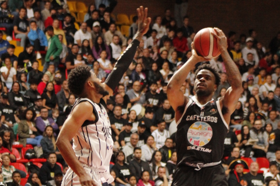 Piratas cayó ante Cafeteros en primer duelo de semifinal de la Liga de Baloncesto